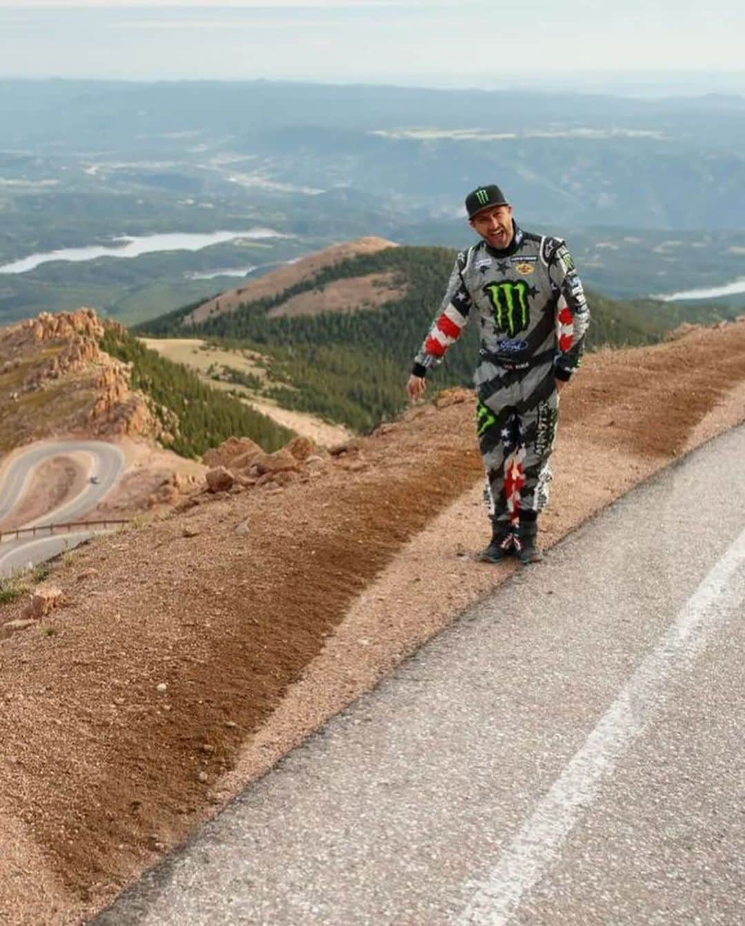 ケン・ブロックさんのインスタグラム写真 - (ケン・ブロックInstagram)「6 days left for the Larry Chen auction on Bring A Trailer!  Perhaps one of @larry_chen_foto ‘s most famous photos, this is @kblock43 drifting the #Hoonicorn on the outside of Evo Corner (way too far on the outside in the opinion of Lucy), and it’s easy to see why it’s so well-known. Ken believed in giving everything he had to whatever project he was currently working one. He wasn’t going home without getting this shot of being right on the edge. Larry captured it perfectly.  #KB43VER #43Institute #LarryChen #BringATrailer #Pennzoil #Auction #Photoshoot #KenBlock #BlockHouseRacing #AutomotivePhotography」11月12日 5時27分 - kblock43