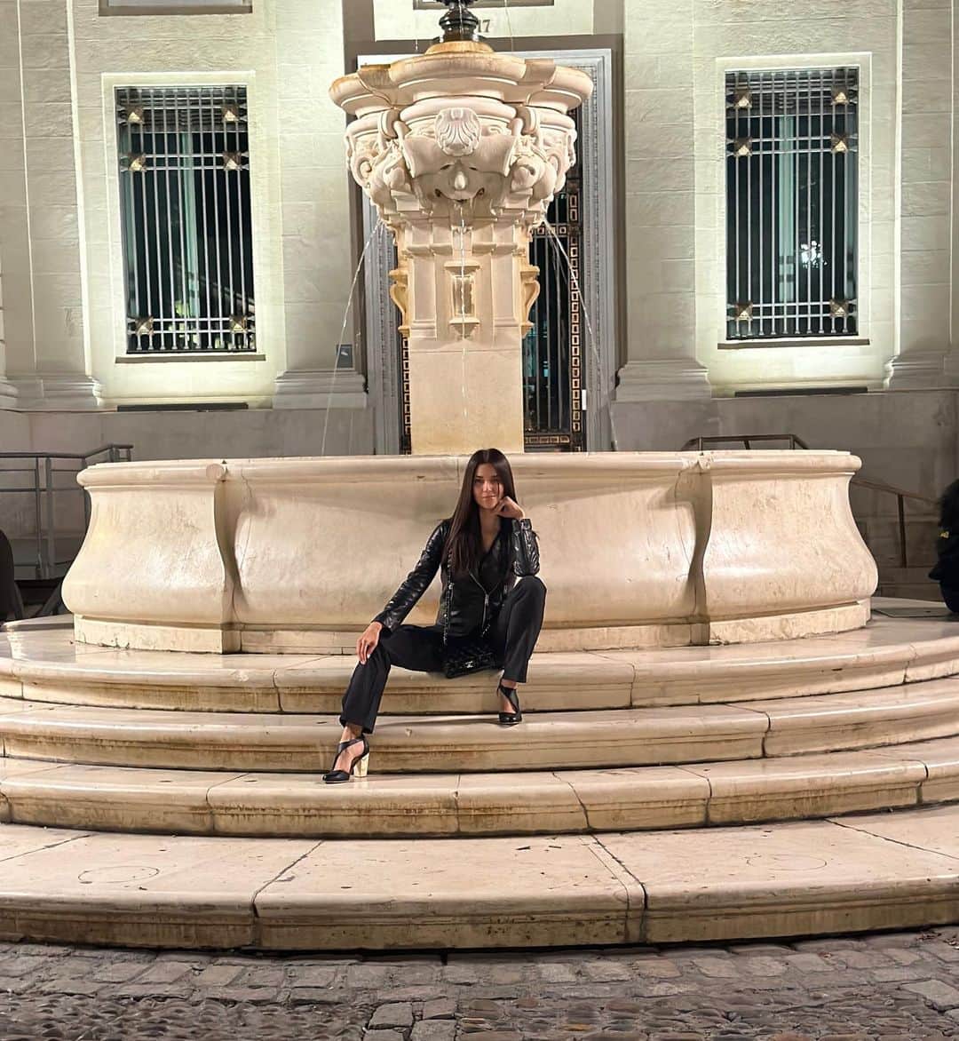 ロゼリン・サンチェスのインスタグラム：「Can’t wait for the family to be here with me to enjoy this beautiful place!  Sevilla que maravilla 💕💕」