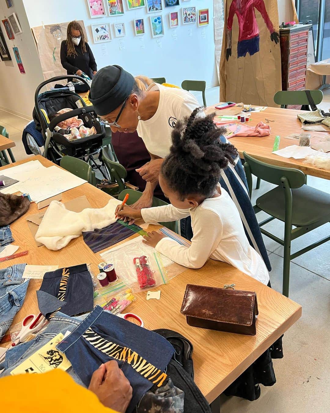 のインスタグラム：「Take a look at the creative upcycling projects being made in the the Artisan Studio “Shop Your Closet” sustainability workshop! ♻️💚」
