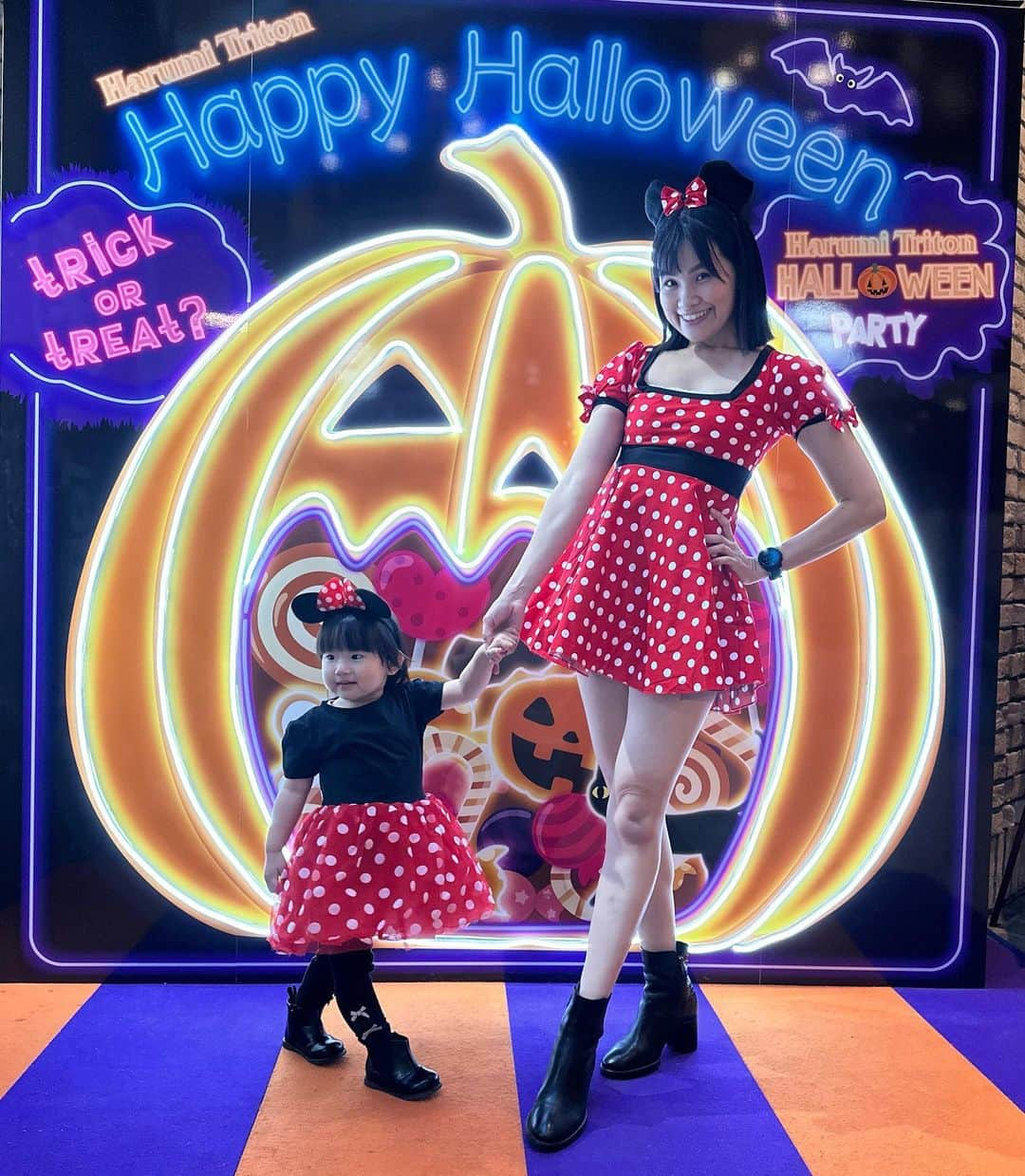 真麻さんのインスタグラム写真 - (真麻Instagram)「投稿する余裕もなく、ハロウィンが終わり早10日弱…(笑)時差投稿となりますが🥺🎃🦇🕸Halloween2023🎃🌙👻🌟 ✩.*˚ 左側に一緒に写ってるのはベビーシッターさん👶顔出しNGではないと言ってくれたので💕今回ミニー衣装を私1人分注文したはずが、謎に2セット届いたので…みんなでミニーやりませんか？とお誘いしたら快くokしていただきまして🤣有り難い…もはや38歳でミニスカが恥ずかしいと思うようになっている私(笑)1人じゃこれで外を歩けません(　˙▿˙　) ✩.*˚ この日、友達が遊びに来てくれたのもありカメラマンしてくれました📸 @mady_kmkc ありがとう😊✨️妊娠中の友達のお腹を触ったり、話を聞いていた娘…しばらくして自分のお腹にも赤ちゃんがいるって思っていた発言をされてびっくり((((；ﾟДﾟ))))(笑)そうか、みんなお腹で赤ちゃんを育ててるって感じたのね。小さいながらも母性があり、最近は自宅遊びでひたすらぬいぐるみのお世話をして「赤ちゃん〜❗️」って呼んだりしてる👀可愛すぎて、、娘を育てていて女の子の可愛さが日に日に増している🫶後1人女の子が欲しいとすら思ってしまうくらい👈現実的に無理(>_<) ✩.*˚ そんなこんなでハロウィン2023はただ3人でミニー衣装来て、撮影ブースに行ったくらいで…家族では何もしなかったなぁ👪クリスマスは家族写真たくさん撮ろう🎅ツリー出すとこからだな(ﾉ∀｀笑)娘は大好きなシッターさんとお出かけできるのも嬉しくて、ご機嫌だった✨️毎週シッターさんが来る日は昼寝せず、遊び尽くしてて…ご飯すらあまり食べない(￣▽￣)それ6時間やるから、シッターさん帰宅したら電池切れになってご飯食べたらすぐ寝るパターン😴なので、お風呂まで入れてもらってます(笑)そうすると、母も楽できます😂超感謝🙏うちは親はまだ働いてるし、頼りずらいので…ベビーシッター利用制度があるのは本当に助かっていて💦全額ではないけど、フル活用して私も仕事したり息抜きしたり✨予定なければずっと家のことしながら、娘とシッターさんが元気に家の中で遊んでるのを見守ってる〜☺️ ✩.*˚ 昨日から実家に来ていて、親と話した時に自分たちもまだ頑張って働いて、息子の大学生活を一緒に助けるからって話をしてくれた。19歳で母になった時、親に頼らない、頼れなかった私。そのせいで色々あったから、今こうして甘えられる環境は気持ちが楽になる😭✨️それと同時に子供を育てていると親の気持ちがわかりみすぎて…お酒入って泣きながら謝罪と感謝をした(笑)両親が元気なうちに、伝えたいことを伝えて親孝行したい‼️ ✩.*˚ ✩.*˚ ✩.*˚ #halloween #halloween2023🎃 #ハロウィンコスプレ #ミニーちゃんコーデ #ミニーコーデ #ミニスカ #アラフォーママ #アラフォー女子 #女の子ママと繋がりたい #女の子ママさんと繋がりたい」11月12日 5時40分 - masaaoyama3