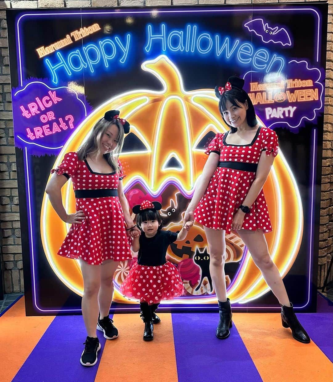 真麻のインスタグラム：「投稿する余裕もなく、ハロウィンが終わり早10日弱…(笑)時差投稿となりますが🥺🎃🦇🕸Halloween2023🎃🌙👻🌟 ✩.*˚ 左側に一緒に写ってるのはベビーシッターさん👶顔出しNGではないと言ってくれたので💕今回ミニー衣装を私1人分注文したはずが、謎に2セット届いたので…みんなでミニーやりませんか？とお誘いしたら快くokしていただきまして🤣有り難い…もはや38歳でミニスカが恥ずかしいと思うようになっている私(笑)1人じゃこれで外を歩けません(　˙▿˙　) ✩.*˚ この日、友達が遊びに来てくれたのもありカメラマンしてくれました📸 @mady_kmkc ありがとう😊✨️妊娠中の友達のお腹を触ったり、話を聞いていた娘…しばらくして自分のお腹にも赤ちゃんがいるって思っていた発言をされてびっくり((((；ﾟДﾟ))))(笑)そうか、みんなお腹で赤ちゃんを育ててるって感じたのね。小さいながらも母性があり、最近は自宅遊びでひたすらぬいぐるみのお世話をして「赤ちゃん〜❗️」って呼んだりしてる👀可愛すぎて、、娘を育てていて女の子の可愛さが日に日に増している🫶後1人女の子が欲しいとすら思ってしまうくらい👈現実的に無理(>_<) ✩.*˚ そんなこんなでハロウィン2023はただ3人でミニー衣装来て、撮影ブースに行ったくらいで…家族では何もしなかったなぁ👪クリスマスは家族写真たくさん撮ろう🎅ツリー出すとこからだな(ﾉ∀｀笑)娘は大好きなシッターさんとお出かけできるのも嬉しくて、ご機嫌だった✨️毎週シッターさんが来る日は昼寝せず、遊び尽くしてて…ご飯すらあまり食べない(￣▽￣)それ6時間やるから、シッターさん帰宅したら電池切れになってご飯食べたらすぐ寝るパターン😴なので、お風呂まで入れてもらってます(笑)そうすると、母も楽できます😂超感謝🙏うちは親はまだ働いてるし、頼りずらいので…ベビーシッター利用制度があるのは本当に助かっていて💦全額ではないけど、フル活用して私も仕事したり息抜きしたり✨予定なければずっと家のことしながら、娘とシッターさんが元気に家の中で遊んでるのを見守ってる〜☺️ ✩.*˚ 昨日から実家に来ていて、親と話した時に自分たちもまだ頑張って働いて、息子の大学生活を一緒に助けるからって話をしてくれた。19歳で母になった時、親に頼らない、頼れなかった私。そのせいで色々あったから、今こうして甘えられる環境は気持ちが楽になる😭✨️それと同時に子供を育てていると親の気持ちがわかりみすぎて…お酒入って泣きながら謝罪と感謝をした(笑)両親が元気なうちに、伝えたいことを伝えて親孝行したい‼️ ✩.*˚ ✩.*˚ ✩.*˚ #halloween #halloween2023🎃 #ハロウィンコスプレ #ミニーちゃんコーデ #ミニーコーデ #ミニスカ #アラフォーママ #アラフォー女子 #女の子ママと繋がりたい #女の子ママさんと繋がりたい」