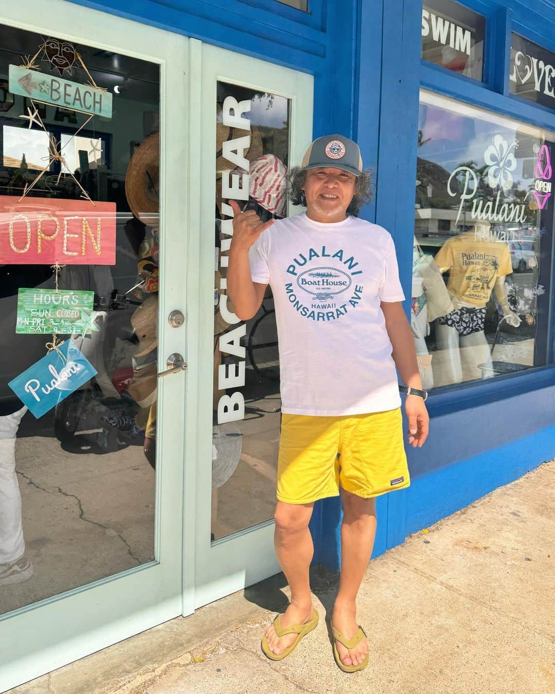 Pualani Hawaii Beachwearのインスタグラム：「コラボT着てアロハ〜🌺 ボートハウスファンというお客様にご来店いただきましたー😆  ハワイの雰囲気にバッチリ👌 ご来店いただきありがとうございました🥰  #ハワイ限定 #hawaii #ハワイ #ハワイ旅行 #ハワイ土産 #ハワイ好きな人と繋がりたい #ハワイ購入品 #ハワイ好き #ハワイ暮らし #ハワイ情報 #ハワイお土産 #aloha #ハワイ旅 #ハワイ限定品 #ハワイショッピング#モンサラット#プアラニハワイ#ボートハウス#キャプテンサンタ#モンサラットアベニュー#プアラニハワイビーチウェア」