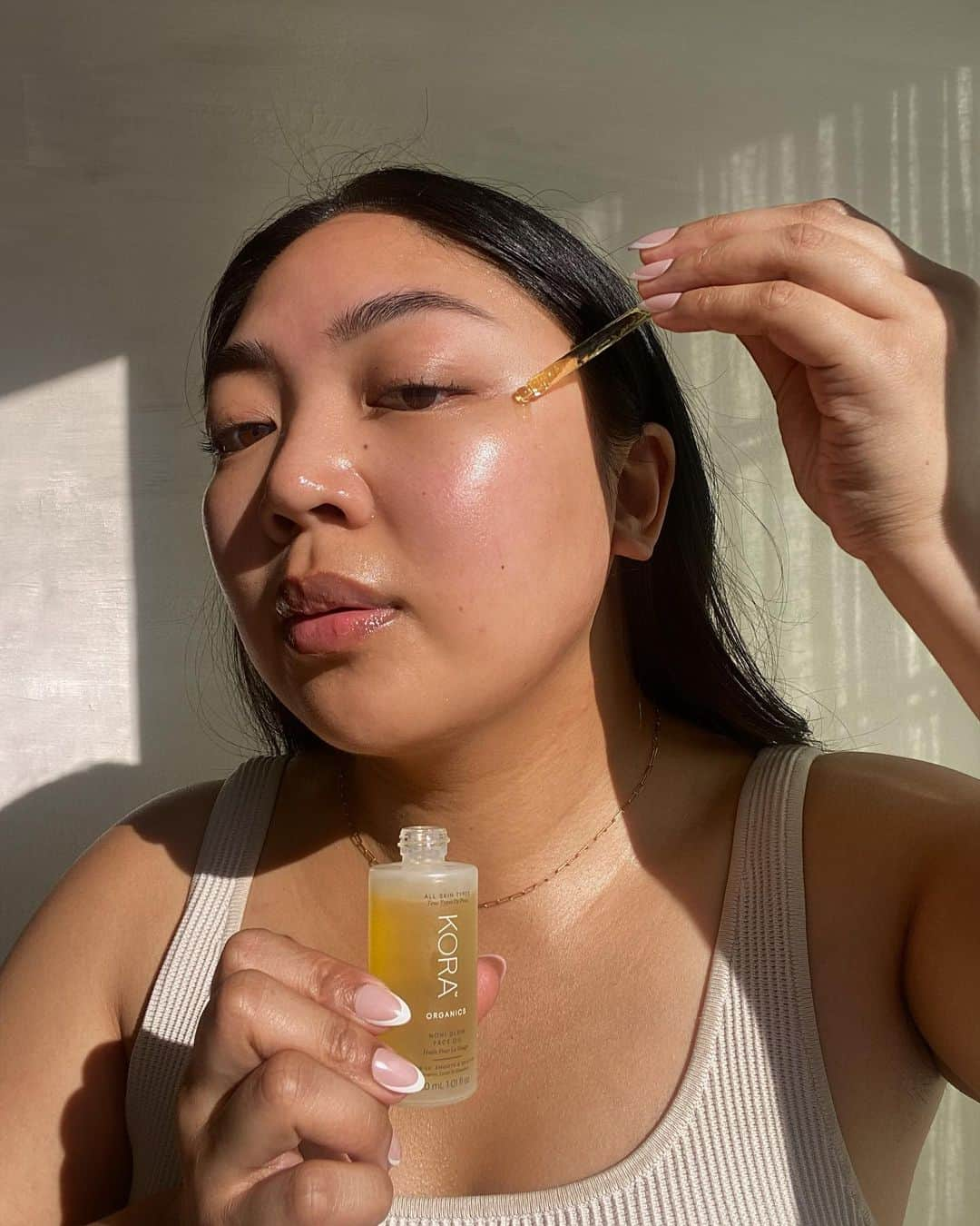 KORA Organicsさんのインスタグラム写真 - (KORA OrganicsInstagram)「Certified organic nourishment that delivers a healthy glow instantly ✨  Noni Glow Face Oil’s nourishing oil blend sinks deep into your skin to visibly brighten + smooth. Apply after your moisturizer to strengthen your skin and support its natural radiance.  🌱 Rosehip  🌱 Jokoba  🌱 Sunflower  🌱 Seabuckthorn  🌱 Pomegranate Seed」11月12日 5時42分 - koraorganics