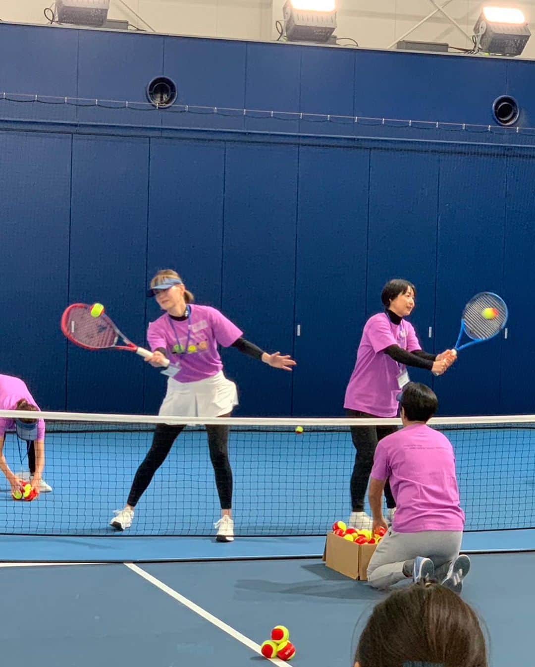 岡本聖子さんのインスタグラム写真 - (岡本聖子Instagram)「同窓会的な❤️ 現役時代のプロ仲間と  女子テニス連盟主催の 「TENNIS Play&Stay」 ファミリープログラムのMCとして 参加させていただきました！  初めての子も すでに頑張っている子も  テニスを通して お父さんお母さんと楽しい時間を 過ごしてもらえたのではないかと思います。  テニスってすごい！！！  子育て真っ盛り中の大学の後輩にも会えて （私もか？！）  私の高校3年生のインターハイで団体戦で対戦した！と教えてくれたママが家族で参加してくれていたり （もしこの記事見てたらDMちょうだいねー！）  それはそれは楽しい時間でした。  ありがたいお仕事。 MCとしては、初で参加しましたが 得意分野ではないので、、、 と思いきや！！！ 意外と大丈夫な自分、発見。  それもこれも、 プロのみんながめちゃくちゃ能力高くて 指示なくても勝手にフォローしてくれるので 信頼して楽しんでやれました！！！  本当にありがとう。  また来年！  有明コロシアムで行われていた 国別代表BJKカップ 杉山愛監督の元 コロンビアに最後ダブルスにかかって勝利!!!!! ㊗️㊗️㊗️  ソニーライフカップ 全国レディース大会は 福岡県が優勝されました！ おめでとうございます👏👏👏  最高の1日でした！」11月12日 5時43分 - seiko_okamoto_official
