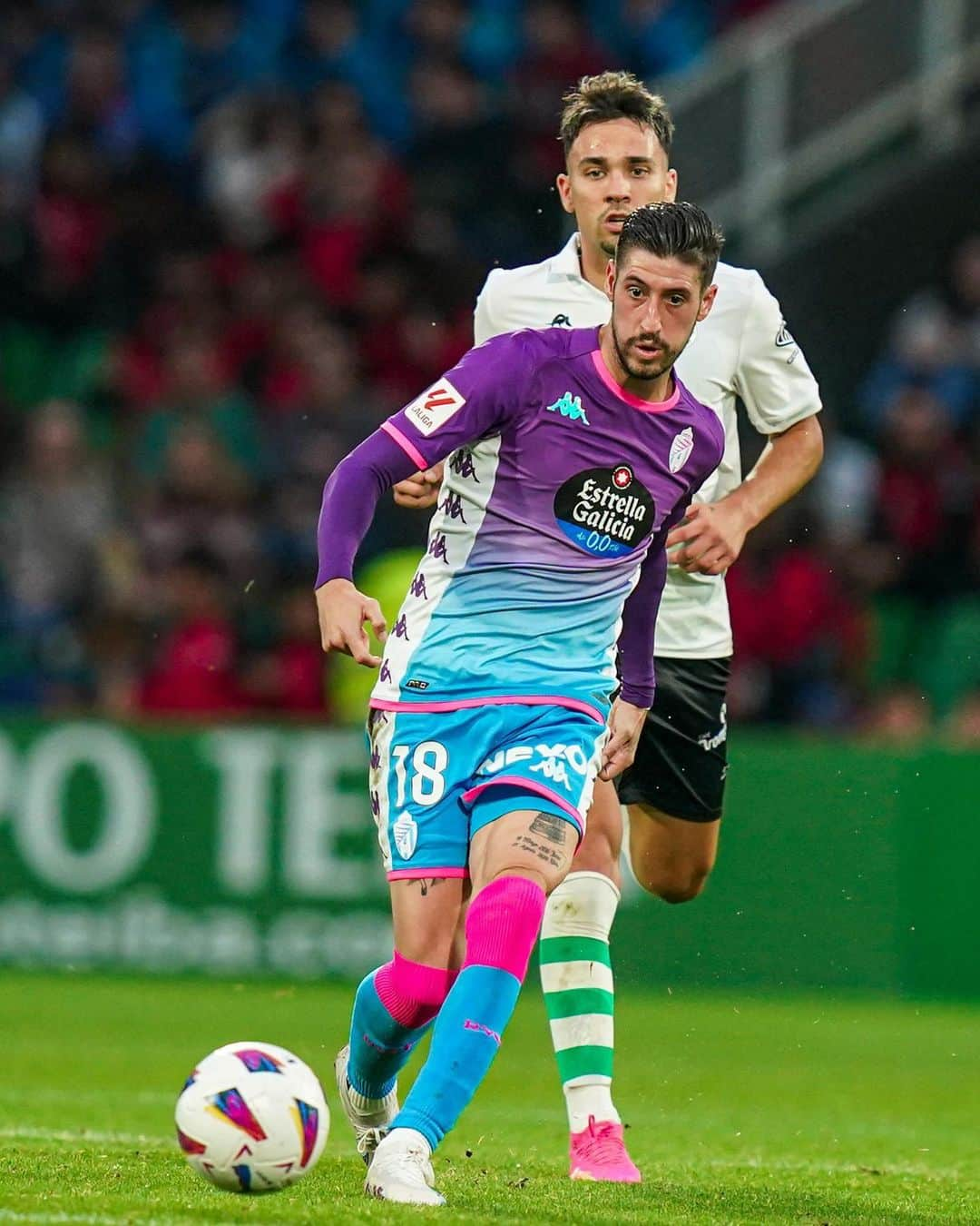 セルヒオ・エスクデロのインスタグラム：「Gran partido equipazo 🙌🏼!  Gracias afición por arroparnos también fuera de casa. +3 @realvalladolid ⚪️🟣⚽️」