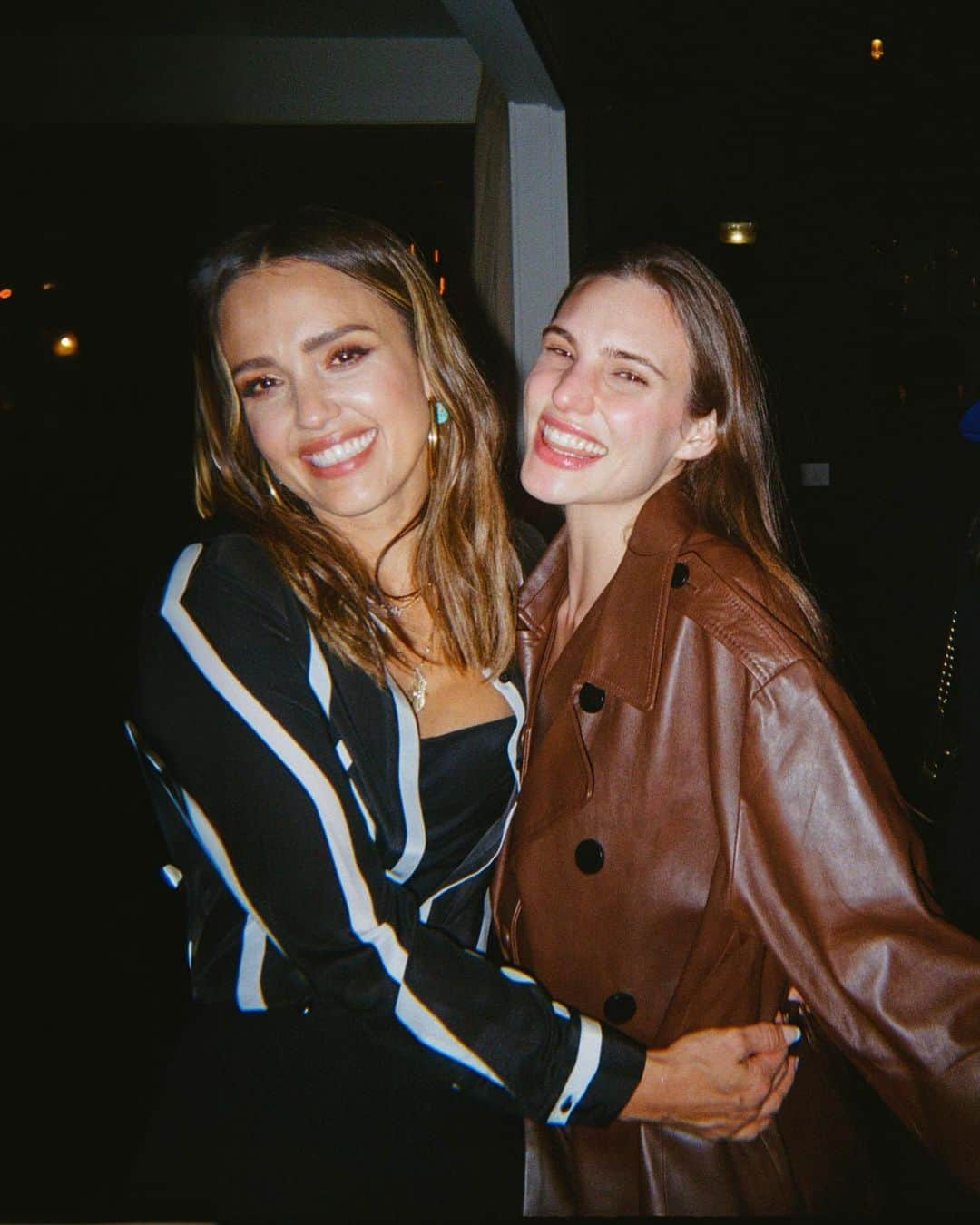 Macarena Achagaさんのインスタグラム写真 - (Macarena AchagaInstagram)「Hace dos noches viví uno de los momentos más especiales de mi vida: Conocer a una de las mujeres que más admiro.. Jessica Alba!  Déjenme les cuento bien 👇🏻   Juanpa sabe -porque probablemente es de lo único que hablo desde que me conoce- que @jessicaalba es ESA MUJER que me cambió la vida sin saberlo.. y hace poco nos invitaron a un evento en su casa con el objetivo de unir a latinos de todas las industrias!! Mi cara boquiabierta decía todo.. pero todo indicaba que no íbamos a lograr estar ahí :(  Unos días después, él sin decirme nada, me sorprendió con los tickets de avión y despejando las agendas de los dos para estar en LA 24hs coincidiendo en esta noche espectacular celebrando nuestra cultura.. y por fin, conociéndola!  Jessica Alba (que es más hermosa por dentro aún que por fuera) es una de las pioneras en decirle a la industria “soy TODO esto y nadie me va a decir qué puedo hacer y qué no” y además demostrarlo con hechos..  ese mensaje que dio al mundo tan fuerte, llegó a mi como si viera una radiografía de mi propia mentalidad, avalando lo que yo creía de mi misma también y llenándome de nuevos sueños y límites que romper.   La verdad es que como una niña que nació a 10.163km de distancia de Los Ángeles, solo podía soñar con algún día ser actriz y codearme con las personas más revolucionarias.. sobra decir que este es otro sueño hecho realidad 🥲🙏🏻💕   Gracias por abrirnos tu casa 💕 gracias @tracybrennan por hacer esto posible  @juanpazurita eres el ejemplo PERFECTO de lo que significa ser un equipo, gracias sinceras por saber lo que mi cora desea aveces más que yo misma. Seguimos sin superar que @salmahayek se llevó una ziplock con tamales.. brillante, no se como no me llevé los míos 😂 y no se cómo no tomé esa foto」11月12日 5時52分 - macabeso