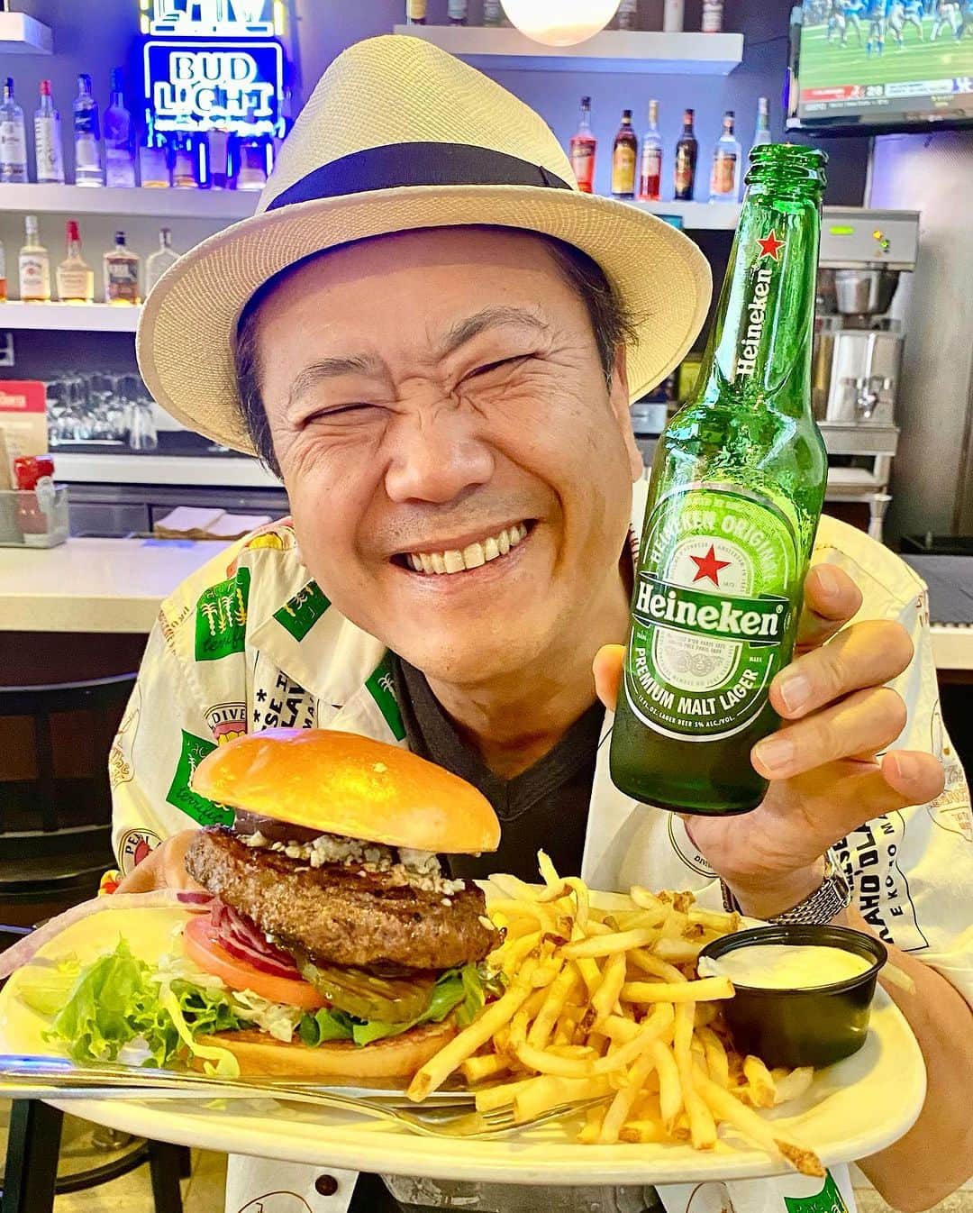 鎧塚俊彦のインスタグラム：「マイアミにまた戻ってきてハンバーガー🍔⤴️ ショコラのレポートはまた後日しっかりするとしてやっぱり旅の醍醐味は食＆酒🥂❗️。 普段ビールはあまり飲まないのですが南米、アメリカではやっぱりビール😄✌️🍺 エクアドルは魚介類が充実していて、山間部に入ると地元の皆さんが作って下さる素朴なお料理がとても嬉しいです😄👍。 これから帰りはシカゴでは無くロサンゼルス経由で帰ります🛫。 #toshiyoroizuka #鎧塚俊彦　#トシヨロイヅカ　#エクアドル　#セビーチェ　#ハンバーガー　#マイアミ　#ロサンゼルス　#kaoka」