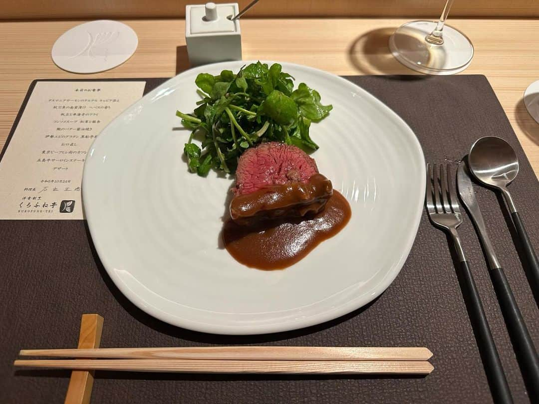 田中里依奈さんのインスタグラム写真 - (田中里依奈Instagram)「. 時差投稿 お料理の続き😋 五島列島の自然の中で放牧で育った放牧牛、グラスフェッドビーフ。 お米は、魚沼産の最高級コシヒカリ、しかも釜炊きでお米が美味しすぎて、それと五島列島のミネラルたっぷりの天然のお塩が美味しすぎたので、塩おにぎりにして頂いてお土産でテイクアウトしました😋🍙 イチヂクも大好きだし、オリジナルブレンドのオーガニックハーブティーも上品な味で美味しかったぁ🌿 美味しいお料理を食べると幸せな気持ちになるね♡ . #割烹料理#割烹料理くろふね亭 #黒船亭#上野グルメ#ジョンレノン #ジョンレノンが愛したお店 #ご馳走様でした」11月12日 5時59分 - riina_tanaka