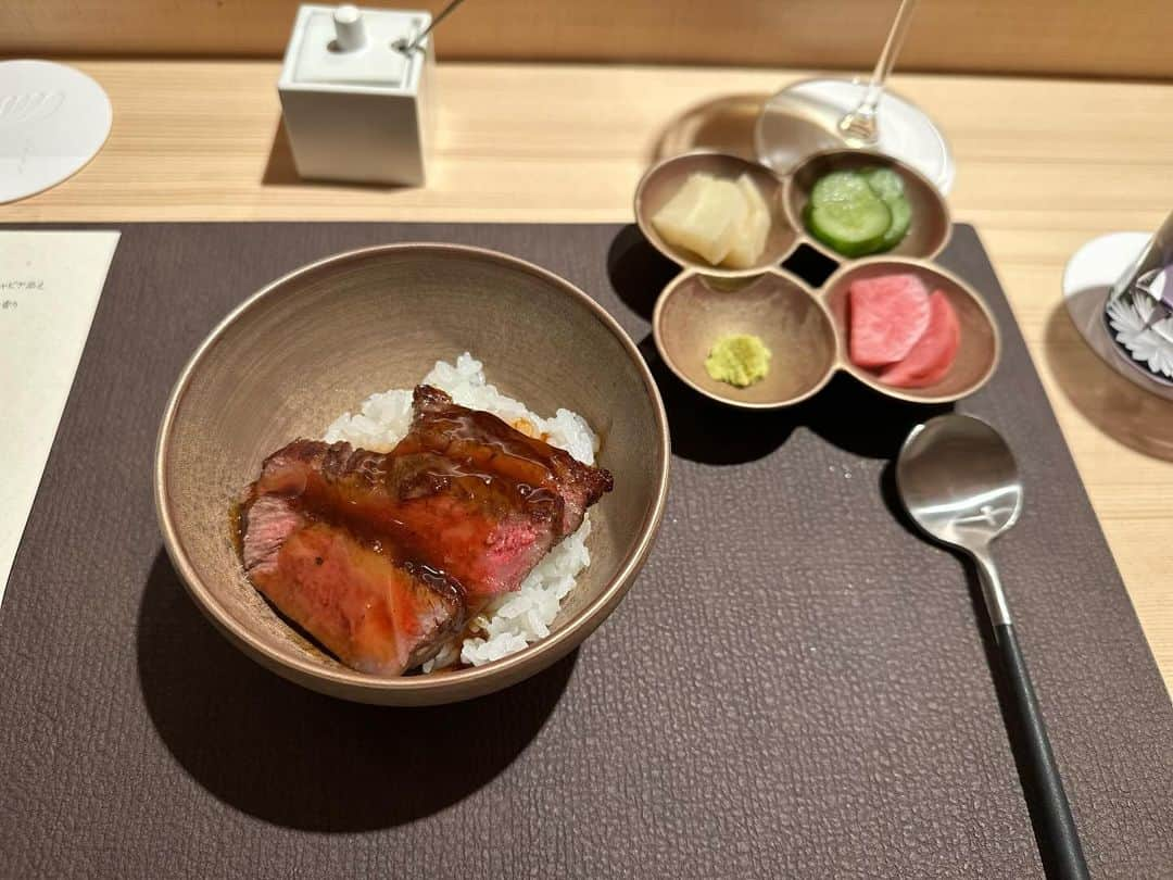 田中里依奈のインスタグラム：「. 時差投稿 お料理の続き😋 五島列島の自然の中で放牧で育った放牧牛、グラスフェッドビーフ。 お米は、魚沼産の最高級コシヒカリ、しかも釜炊きでお米が美味しすぎて、それと五島列島のミネラルたっぷりの天然のお塩が美味しすぎたので、塩おにぎりにして頂いてお土産でテイクアウトしました😋🍙 イチヂクも大好きだし、オリジナルブレンドのオーガニックハーブティーも上品な味で美味しかったぁ🌿 美味しいお料理を食べると幸せな気持ちになるね♡ . #割烹料理#割烹料理くろふね亭 #黒船亭#上野グルメ#ジョンレノン #ジョンレノンが愛したお店 #ご馳走様でした」