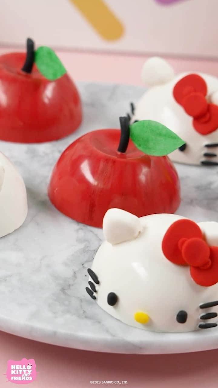 Hello Kittyのインスタグラム：「Did you know Hello Kitty’s favorite treat is apples? 🍎 Make these supercute apple cakes on the #HelloKittyandFriends YouTube channel - link in bio!」