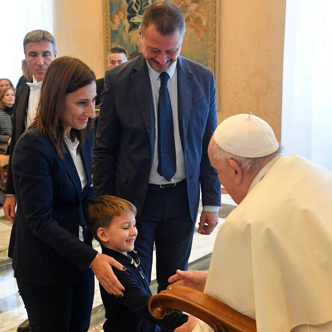 フランシスコ（ローマ教皇）のインスタグラム：「EN: There is a clear need to protect the right of parents to raise and educate their children in freedom, without finding themselves constrained in any sphere, particularly in that of schooling, to accept educational programmes contrary to their beliefs and values.  PT: E’ preciso tutelar o direito dos pais de criar e educar seus filhos com liberdade, sem ser forçados, de forma alguma, sobretudo, em âmbito escolar, tendo que aceitar programas educativos, que estejam em conflito com as suas crenças e valores. ES: Es necesario tutelar el derecho de los padres a formar y educar a los hijos con libertad, sin que estén obligados en ningún ámbito -especialmente en el escolar- a aceptar programas educativos contrarios a sus convicciones y a sus valores. IT: È necessario tutelare il diritto dei genitori a crescere ed educare i figli con libertà, senza essere costretti in nessun ambito, particolarmente in quello scolastico, a dover accettare programmi educativi che siano in contrasto con le loro convinzioni e i loro valori. FR: Il est nécessaire de protéger le droit des parents d'élever et d'éduquer leurs enfants en toute liberté, sans être contraints, dans quelque domaine que ce soit, et en particulier dans l'environnement scolaire, d'accepter des programmes éducatifs qui sont en contradiction avec leurs croyances et leurs valeurs.」