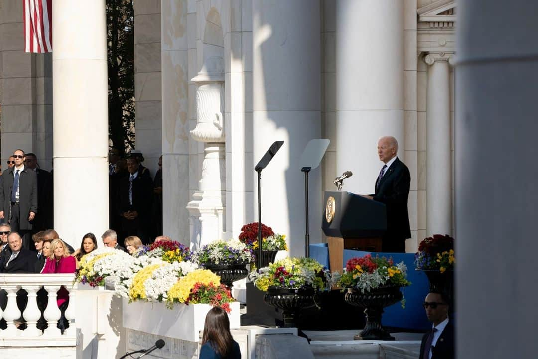 The White Houseのインスタグラム：「Our veterans put their lives on the line to protect our democracy, values, and freedom around the world. This Veterans Day, the Biden-Harris Administration honors their valor, courage, and sacrifice.」