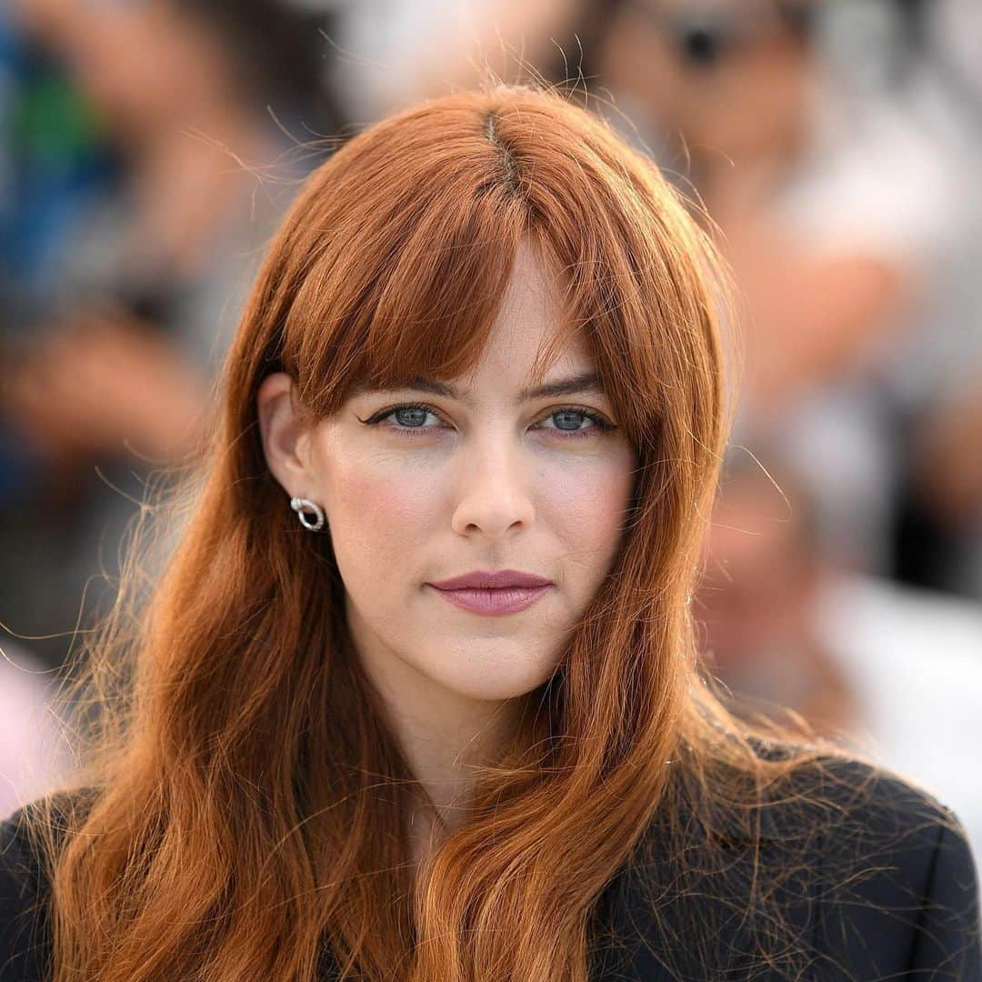 Vogue Beautyのインスタグラム：「@rileykeough's copper waves are aspirational, bohemian, effortlessly glamorous, and an inadvertent star of this year's Daisy Jones & the Six. That is, they were. Fortunately, her fully-revamped mane—officially debuted last night on Instagram—is just as impactful, and it's no wonder: the look was inspired by a '90s-era #LivTyler. Tap the link in our bio to see all the details on her new look.」