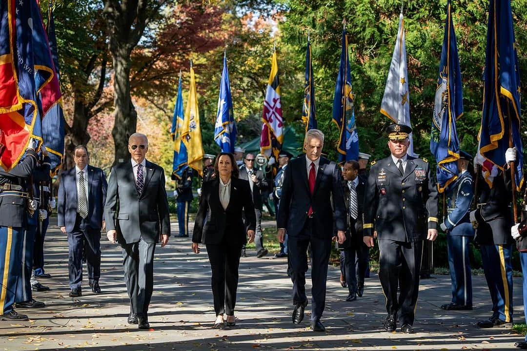 ジョー・バイデンのインスタグラム：「Today, we honor all our nation’s veterans, who put their lives on the line to protect our democracy, values, and freedom around the world.」