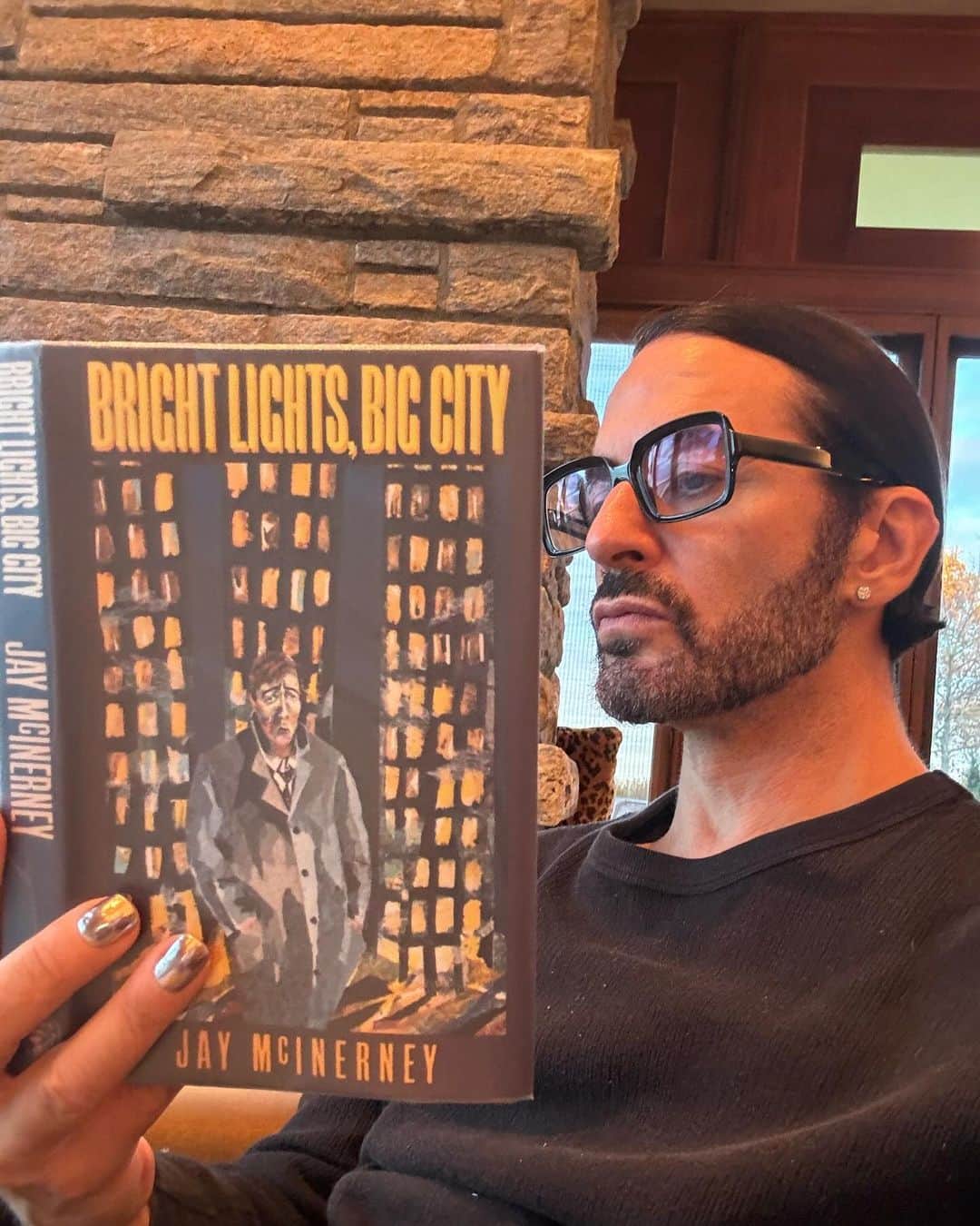 マーク・ジェイコブスのインスタグラム：「the reading hour  Bright Lights, Big City   by JayMcInerney @jaymcinerney   #thelibraryisopen #thosedays #gratefulnothateful」
