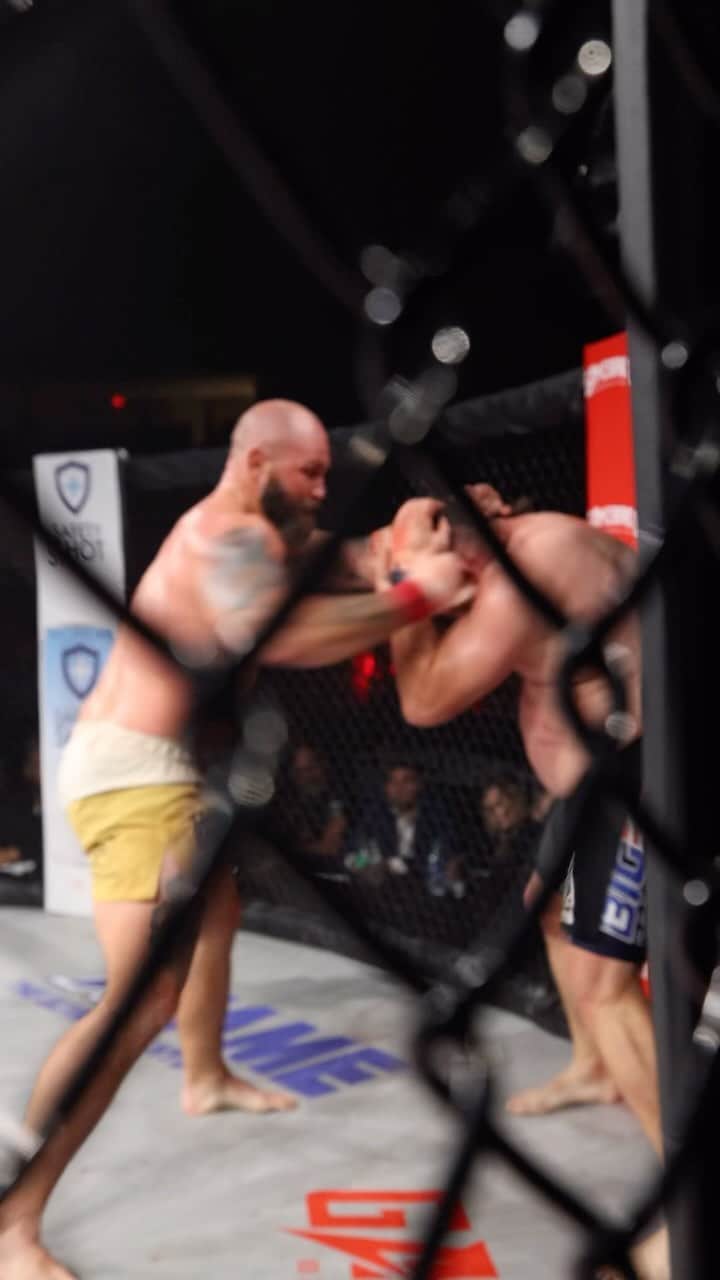 ロイ・ネルソンのインスタグラム：「Looking back at some of the highlights from Nelson Vs. Belcher last night 👊 How’d you score the main event? #gamebredbareknucklemma」