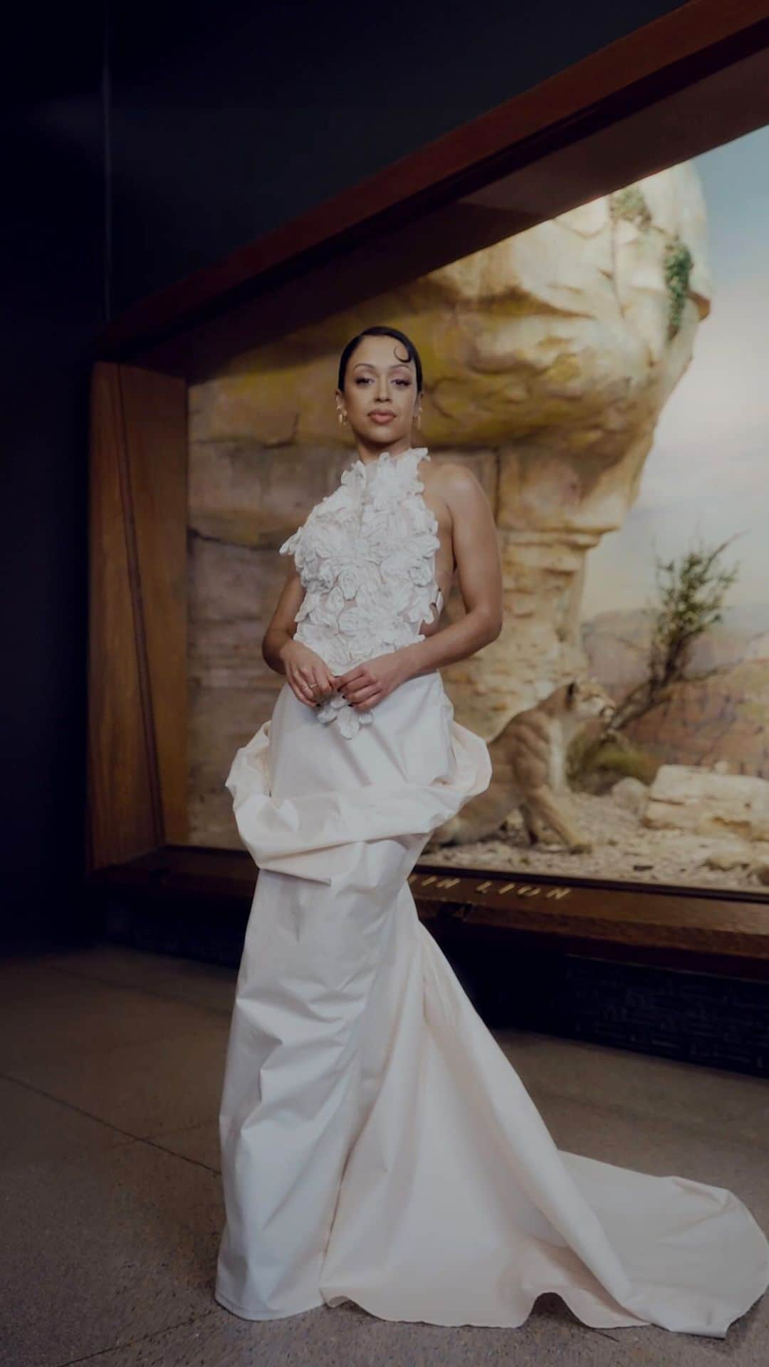 リザ・コッシーのインスタグラム：「All eyes on the inimitable #LizaKoshy looking incredible in @BachMai at the 2023 #CFDAAwards ❤️‍🔥   Director: @alitheacastillo  DP/Director: @thestreetsensei  Production: @ofbecomingus  Cam Op: @jameskolsby  Gaffer: @zwr_____  Assist: @adriantseng_picture @theingitt  Edit: @alitheacastillo  Color: @thestreetsensei」