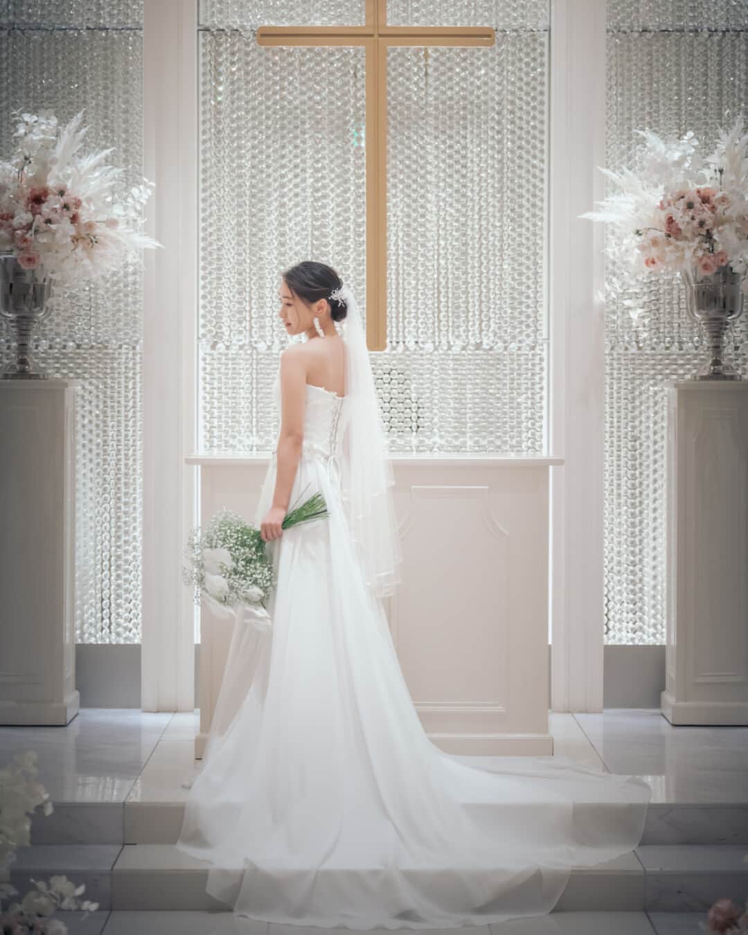アーカンジェル迎賓館 宇都宮さんのインスタグラム写真 - (アーカンジェル迎賓館 宇都宮Instagram)「神聖なチャペルに降り注ぐやわらかい光が、ウェディングドレス姿の花嫁を美しく包み込みます。  #tg花嫁 #アーカンジェル迎賓館宇都宮 #アーカンジェル迎賓館  #結婚式 #結婚式場 #wedding #ウェディング #ハウスウェディング」11月12日 13時00分 - arkangel_geihinkan_utsunomiya