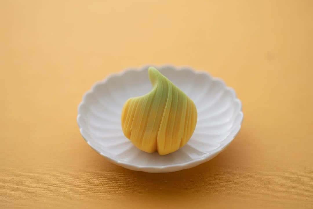 Toru Tsuchieのインスタグラム：「今日の #和菓子 はねりきりで作った銀杏の葉です。 ねりきりとは白餡に餅や芋を混ぜて作った和菓子で 茶道 で使われる「主菓子」の一種です。 撮影 用に製作しました。  １０年以上使ってあちこち生地が破れてしまっている事務用の椅子を買い替えました。 座り心地が良い椅子がいいな〜という希望と スペースが広くないので小さい椅子がいいな〜という希望がなかなか折り合わず 購入に至らない時期が長かったのですが 思い切ってネットで購入しました。 デカい。デカかった。 ま、なれるでしょう。  フェイスブックページのいいね！もよろしくお願いします。 https://www.facebook.com/shishisu/  日本和菓子培训讲座接受请求。 Japanese Wagashi Training Seminar is accepting requests. Today's wagashi is ginkgo leaves with Nerikiri. Nerikiri is a Japanese unbaked cake based on white bean jam mixing and kneading rice cake, sugar, starch syrup. Is a kind of "Jounamagashi" as used in the tea ceremony. The sweets I've made for the shooting.」