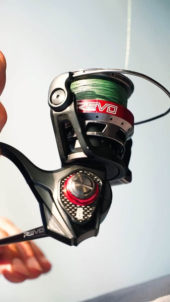 アブガルシアのインスタグラム：「The ultimate reel for controlled retrieves💯 A 5.4:1 gear ratio in the Low Profile & a 4.8:1 in the Spinning makes the Revo Winch a perfect choice for throwing baits like crankbaits, spy baits, small swimbaits, & other baits where retrieval rate is crucial to success.   #abugarcia #fishtowin #revo #winch #fishing #bassfishing」