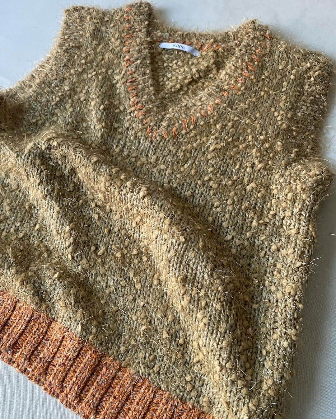 kittleさんのインスタグラム写真 - (kittleInstagram)「New arrivals  ⁡ Feather yarn vest ベストは少し丈が長めです。 シャツやタートルネック、チュールハイネックをインナーに着るコーディネート、おすすめです。 思わず触れたくなるような素敵なニットです。 ⁡ 【LINE友達追加でオンラインストア限定のお得なクーポンもらえます】 https://lin.ee/Cc44uMv ⁡ #kittle #kittleto ⁡ 【𝗈𝗇𝗅𝗂𝗇𝖾 𝗌𝗍𝗈𝗋𝖾】 𝗁𝗍𝗍𝗉𝗌://𝗄𝗂𝗍𝗍𝗅𝖾𝗍𝗈.𝖼𝗈𝗆 𝖭𝖾𝗐 𝖺𝗋𝗋𝗂𝗏𝖺𝗅𝗌 →𝖤𝗏𝖾𝗋𝗒 𝖥𝗋𝗂𝖽𝖺𝗒 𝖯𝖬𝟩」11月12日 12時39分 - kittle_official