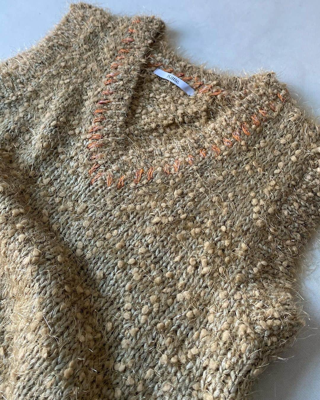 kittleのインスタグラム：「New arrivals  ⁡ Feather yarn vest ベストは少し丈が長めです。 シャツやタートルネック、チュールハイネックをインナーに着るコーディネート、おすすめです。 思わず触れたくなるような素敵なニットです。 ⁡ 【LINE友達追加でオンラインストア限定のお得なクーポンもらえます】 https://lin.ee/Cc44uMv ⁡ #kittle #kittleto ⁡ 【𝗈𝗇𝗅𝗂𝗇𝖾 𝗌𝗍𝗈𝗋𝖾】 𝗁𝗍𝗍𝗉𝗌://𝗄𝗂𝗍𝗍𝗅𝖾𝗍𝗈.𝖼𝗈𝗆 𝖭𝖾𝗐 𝖺𝗋𝗋𝗂𝗏𝖺𝗅𝗌 →𝖤𝗏𝖾𝗋𝗒 𝖥𝗋𝗂𝖽𝖺𝗒 𝖯𝖬𝟩」