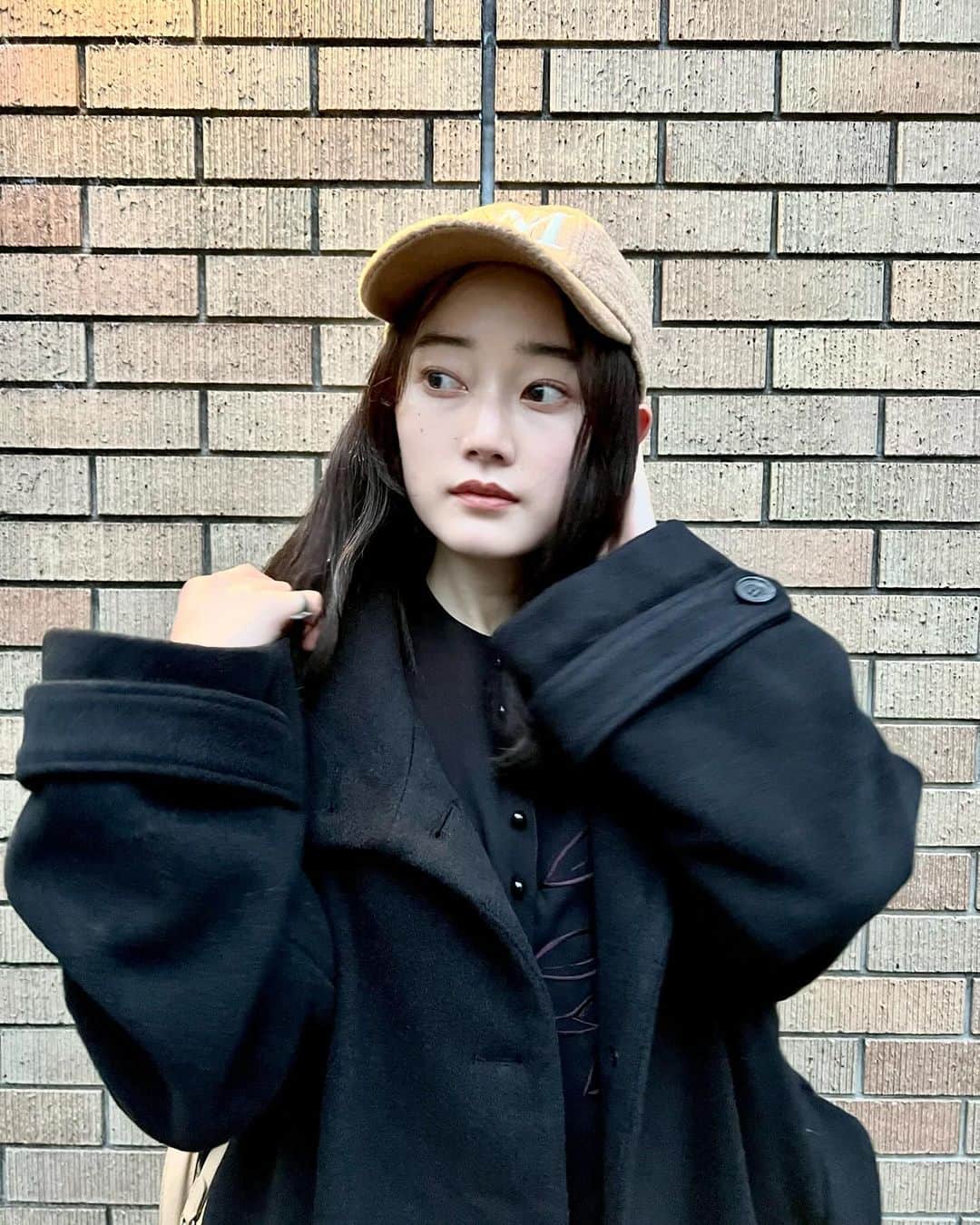 椎名美月さんのインスタグラム写真 - (椎名美月Instagram)「. コートが着られる季節でうれしいね〜🧥  髪の毛が伸びて最近はウェーブにハマっています🌀」11月12日 12時39分 - mitsuki__shiina