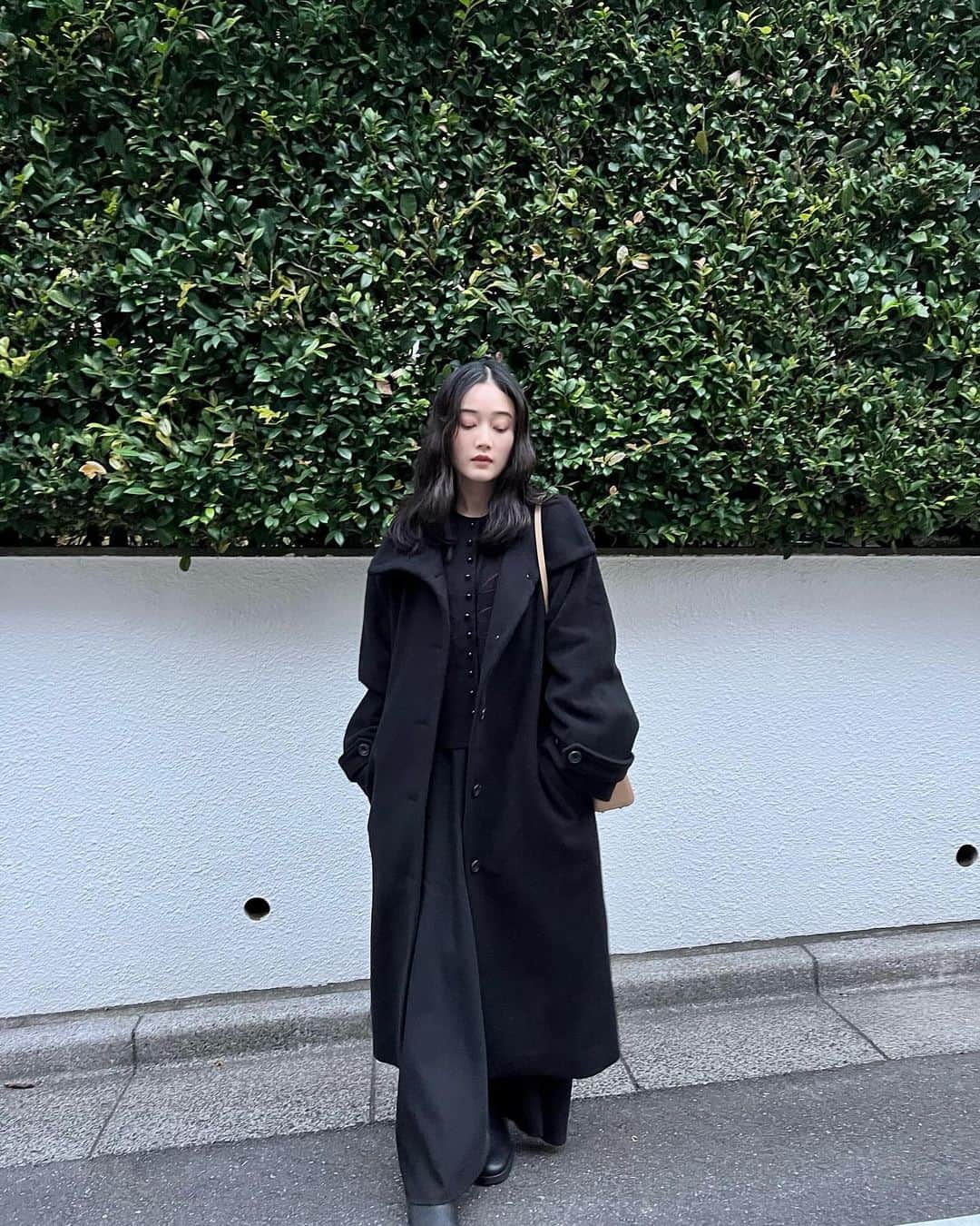 椎名美月さんのインスタグラム写真 - (椎名美月Instagram)「. コートが着られる季節でうれしいね〜🧥  髪の毛が伸びて最近はウェーブにハマっています🌀」11月12日 12時39分 - mitsuki__shiina