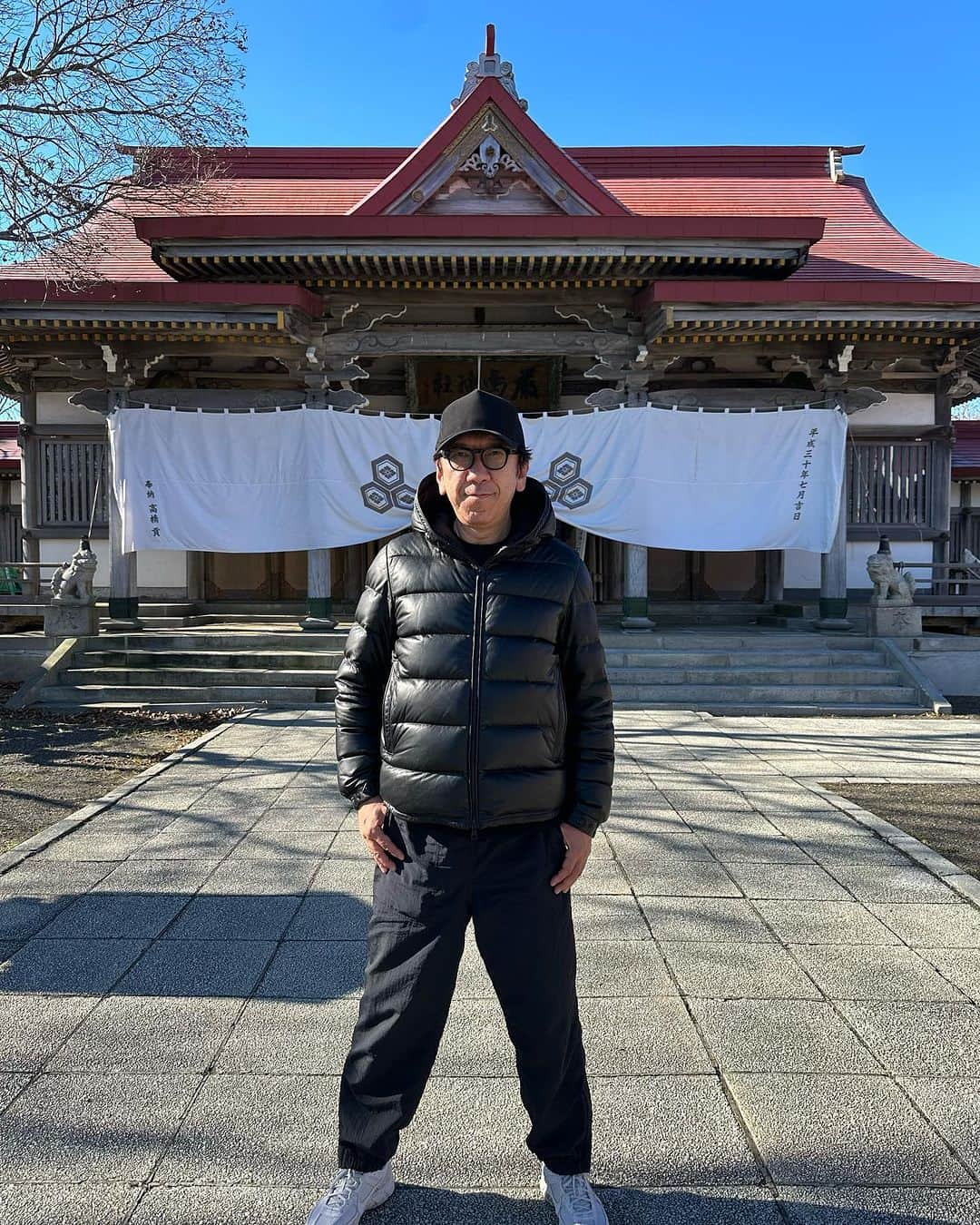 布袋寅泰のインスタグラム：「ホテ散歩@釧路。厳島神社から釧路市博物館を見て春採湖を歩く。晴れ渡る空。美味しい風。今夜のライブに向けて身も心も準備万端。釧路のみんな、楽しもう！  11/12(日)開催の「GUITARHYTHM Ⅶ TOUR」#北海道 #釧路 公演(#コーチャンフォー釧路文化ホール 開場16:15/開演17:00)にて若干数ではございますが #当日券 を15:30より会場の当日券売場にて販売致します。  当日券料金: 全席指定10,500円(税込) ※3歳未満入場不可(3歳以上有料)  #布袋寅泰 #ホテ散歩　#釧路 #厳島神社 #釧路市博物館 #春採湖　#コーチャンフォー」