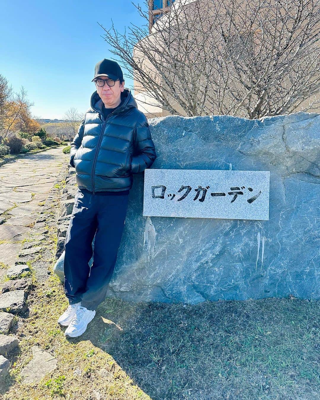 布袋寅泰さんのインスタグラム写真 - (布袋寅泰Instagram)「ホテ散歩@釧路。厳島神社から釧路市博物館を見て春採湖を歩く。晴れ渡る空。美味しい風。今夜のライブに向けて身も心も準備万端。釧路のみんな、楽しもう！  11/12(日)開催の「GUITARHYTHM Ⅶ TOUR」#北海道 #釧路 公演(#コーチャンフォー釧路文化ホール 開場16:15/開演17:00)にて若干数ではございますが #当日券 を15:30より会場の当日券売場にて販売致します。  当日券料金: 全席指定10,500円(税込) ※3歳未満入場不可(3歳以上有料)  #布袋寅泰 #ホテ散歩　#釧路 #厳島神社 #釧路市博物館 #春採湖　#コーチャンフォー」11月12日 12時32分 - hotei_official