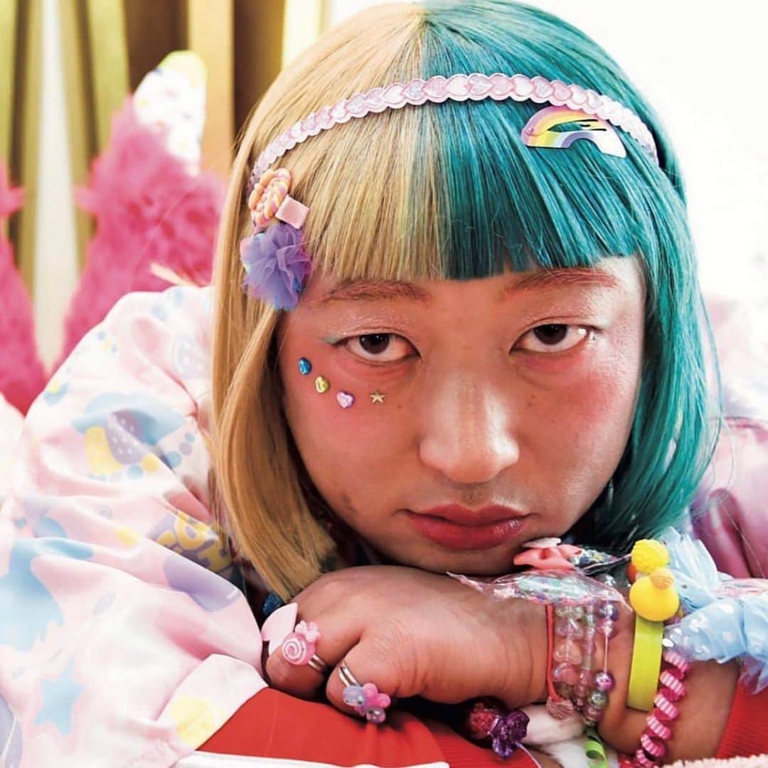 クリエイターズ・ファイル公式（ロバート秋山）さんのインスタグラム写真 - (クリエイターズ・ファイル公式（ロバート秋山）Instagram)「11月12日は洋服の日。  個性あふれるファッションと流行を生み出す感性で多くの若者を惹きつけている カリスマ双子インフルエンサーのカマタマちゃん。 耳をチョコミント色に塗る『#ミミミント 』が女の子の間でブームとなっているのは有名な話。  現在、ある計画を進行中だというカマ・タマちゃん。  では、それは何計画でしょう?!  答えは明日の投稿の最後で! ※昨日のクイズの答え→「虎よ蜃気楼」  #クリエイターズファイル #カマタマちゃん #双子 #インフルエンサー #クリエイター #クリエイティブ #写真日記 #日記 #記念日 #ダイアリー #クイズ #サプライズ #netflix #毎日投稿 #ロバート秋山 #お笑い好き」11月12日 12時36分 - creatorsfile_officialgoods