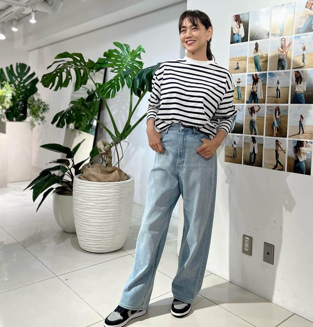 前田典子のインスタグラム：「#STELLARHOLLYWOOD  @stellarhollywood  #YANUK  @yanuk_official  2024 Spring & Summer 展示会へ ステラとヤヌークのコラボ YYYYYモチーフやロゴのアクセなど が登場 デニムとアクセをオーダーしてきたよ❣️ 選んだのは薄い色🩵ハイウェストで太めシルエットの👖　 パールアクセ可愛かった💕 届くの楽しみ😊 #pr」