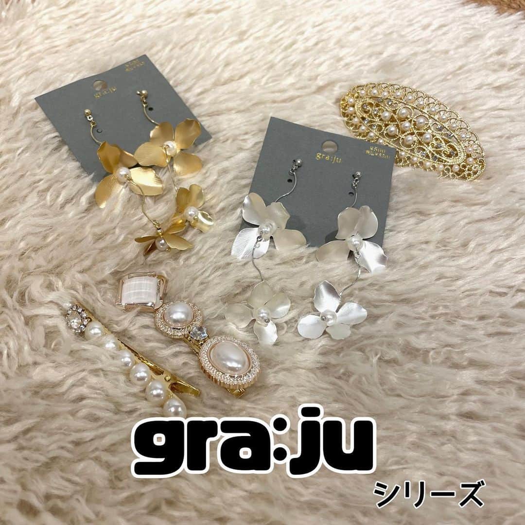 3COINS lN LUMINEのインスタグラム：「みなさんこんにちは‼️ 3COINS+plus大船ルミネウィング店です🤍  皆さん、スリコのアクセサリーに新しいラインが出来てるの知ってますか？？ gra:juシリーズ入荷してます‼️  大人っぽいデザインで、式典や冠婚葬祭にもってこいのアイテムです✨✨  gra:juシリーズ　330円（税込）〜 お品物によってお値段が異なる商品です。  是非、店頭にてご覧くださいませ💌  店舗によって入荷状況や、在庫数は異なります。  #3COINS#3coins #スリコ #スリコ購入品 #スリコ新商品 #スリコ人気商品 #スリコパトロール #スリコアクセ」