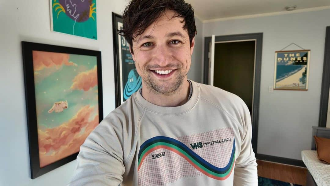 カート・メガさんのインスタグラム写真 - (カート・メガInstagram)「THIS SWEATSHIRT MAKES ME HAPPY!!! Get yours when come see @therealteamstarkid at VHS CHRISTMAS CAROLS NEXT WEEKEND!!! Get your tix!!!」11月12日 7時33分 - curtmega