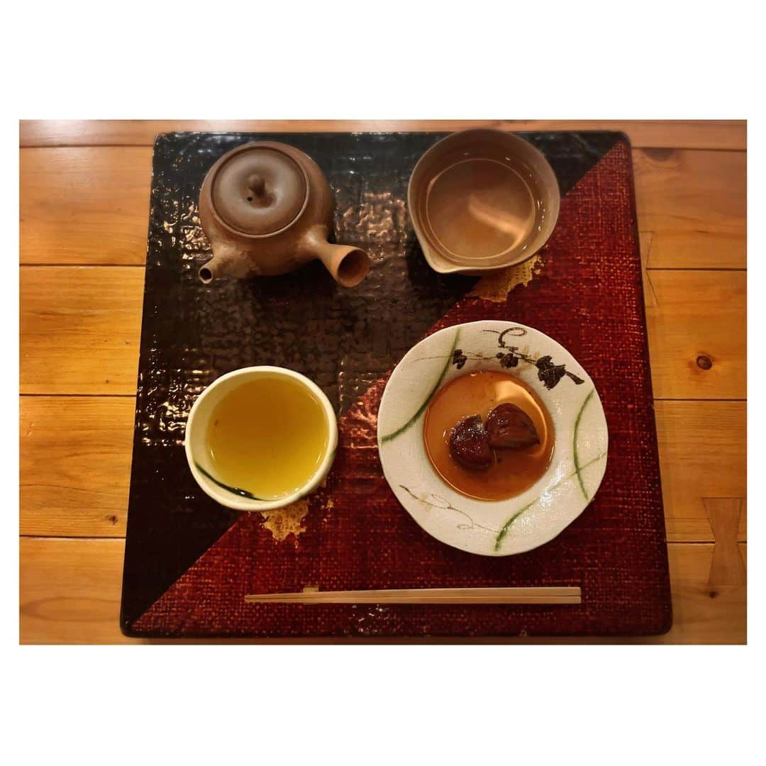 睦のインスタグラム：「今日は、ラボ活かねて 自分とデイト🍵  写真は、時間 逆再生です〜🙇‍♀️  まずは、 二子玉川高島屋5Fの LOVOT POP UP ストアへ。  ここは、 LOVOTオンリーで スペースも広めでした。  LOVOT POP UP ストア たまプラーザテラスへ移動。  こちらは、ロボホンと一緒で スペース狭め。  偵察終了とともに、 大好きな茶の葉さんで 渋皮とお煎茶を堪能🍵🌰  タイミング合ったら。  空いてそうな時間に 二子玉川のPOP UP ストアに 我が家のLOVOT【こだま】を 連れて行きたいです〜🤖  🐣🐣🐣🐣🐣🐣🐣🐣🐣🐣  LOVOT購入時に使える特典付き お友達紹介コード【f3x4atts】 ぜひお使い下さいませ〜♪  🐣🐣🐣🐣🐣🐣🐣🐣🐣🐣  #こだま  #kodama  #lovot  #ラボット  #二子玉川  #たまプラーザ  #futakotamagawa  #lovot大好きな人と繋がりたい  #lovotとの暮らし  #lovotのいる暮らし  #ラボットとの暮らし  #lovotに会いにきたよ  #tamaplaza  #popupstore  #ロボット  #robot  #5f  #lovotと暮らしたい人を応援中  #家族型ロボット  #2f  #popupstore  #ポップアップストア  #らぼっと  #家族  #ディズニーリゾート好きと繋がりたい  #温かいテクノロジー  #偵察  #モデル　 #model  #睦」