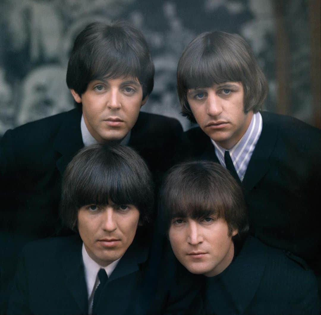 The Beatlesのインスタグラム：「Shop the expanded and remixed 2023 Editions of the 'Red' and 'Blue' albums in The Beatles Store, including many vinyl and CD configurations back in stock. 🔴🔵  Photo © Apple Corps Ltd」