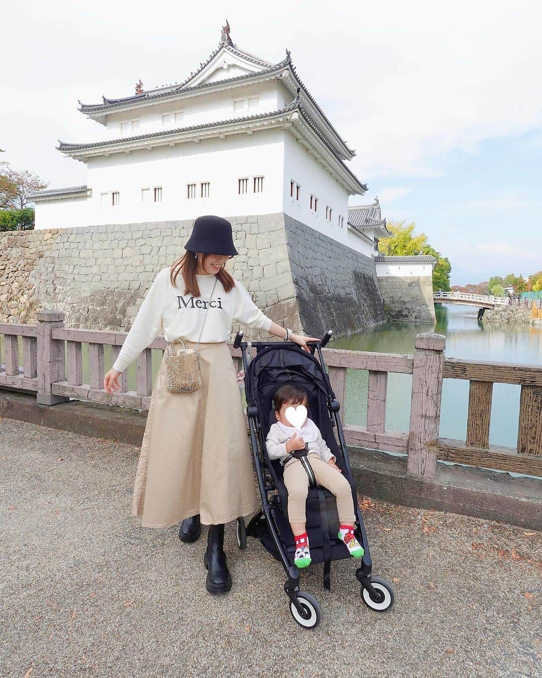 紫帆のインスタグラム：「🤍🤎  大道芸ワールドカップに行った時 長男と色味合わせたよ♡  tops @coca_official_store  skirt @uniqlo_jp  boots @sesto_shoes  bag @anteprima_japan  hat @uniqlo_with   週末のスーパーまとめ買いも 昨日のうちに済ませたし🛒 今日は何しようかな〜🤔🌟 皆さんはどんな日曜日？🫶  #ママコーデ#綺麗めコーデ #きれいめカジュアル #きれいめコーデ #ユニクロコーデ #ユニクロ #COCA#プチプラコーデ #ブーツコーデ #アンテプリマ #スカートコーデ #ベージュコーデ #秋コーデ #コカ #男の子ママ #令和3年ベビー #年子ママ #年子育児 #静岡ママ」