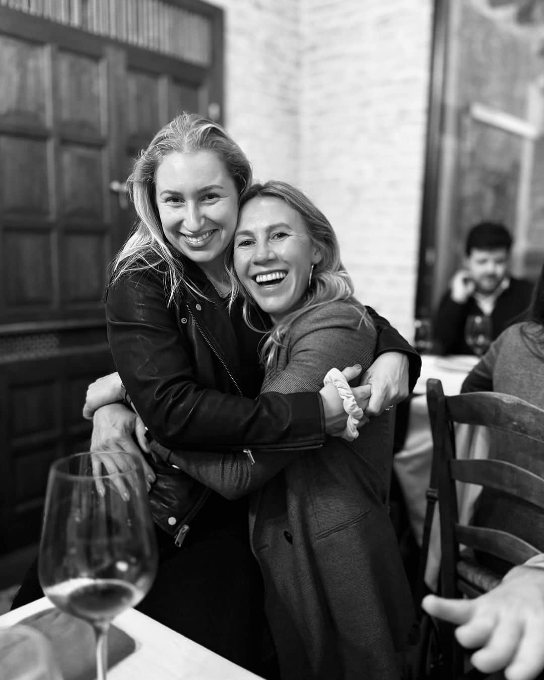 ダリア・ガブリロワのインスタグラム：「Mol, you have created the best team, this team feels like a family to me. no matter the result, we always have the best time. so thank you for this.. I can’t even imagine our next tie without you…you will forever be a mother of this family 🥰」