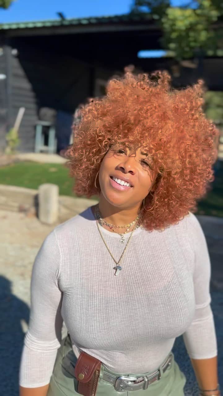 ケリスのインスタグラム：「Quick Farm fashion ✨ big hair don’t care bundle @ bountyandfull.com get your curls right! #fashion #beauty」