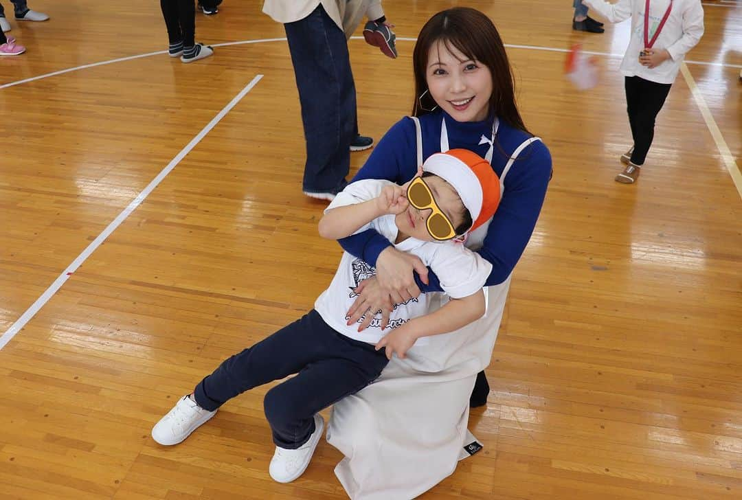 琴菜のインスタグラム：「息子の運動会🇯🇵🎖️ かけっこも、リレーも、ダンスも玉入れも、どの種目も全力で頑張ってたJr.🥹 手作り万国旗の絵も文字もとってもお上手でした！ひとつひとつの物事を丁寧にこなせるようになってきて、こどもの成長ってはやいなあ。  今まで、ずっと息子とマンツーマンで過ごしてきて、何をするのも、どこへ行くのも、初めての経験もこうゆう行事もすべていつもママと二人だったのに、今日はパパと親子競技したりダンスしたりする姿見みたら、なぜかすんごく寂しくなったよ🥲🥲 お陰で、今日パパとのツーショットはたくさんあるのに、私とのツーショットはこれしかない！この写真も、私が主人にお願いして撮ってもらった貴重なショット。 大嶺祐太さんよ、機転きかせて「二人で写真撮ってあげるよ！」って自発的にカメラ回してくだせ〜な。 と、私の心の中の叫び  しかし、極寒だった。このまま冬になるのかな。  #運動会　#室内　#息子　#年少さん  #日焼けしなくなったから　#化粧のノリがいい　#東京　#一眼レフ撮影　#極寒　#化粧品も冬用にチェンジ　#ママと息子はいつもニコイチ」