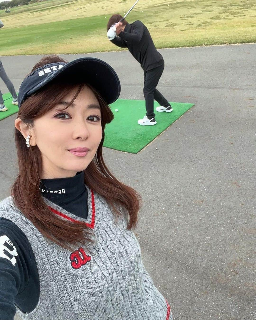 矢部美穂のインスタグラム：「今日はKOSHIGAYA GOLF CLUBでゴルフスタジオゴーガのゴルフコンペ⛳️です　@gohga_golf_lesson  終わったら皆さんとそのままバーベキュー🍖も出来ちゃうゴルフ場なんです✨ しかも、河川敷のゴルフ場でもオシャレ😎なんです♡ 山林堂騎手とは組が違うのでスコアが気になりますが 私はマイペースで楽しみたいと思います✨  #ゴルフスタジオゴーガ #ゴルフ #女子ゴルフ #ゴルフレッスン #40代 #山林堂信彦騎手 #矢部美穂」