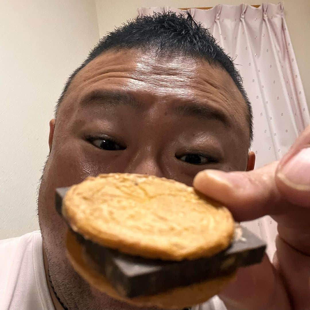 脇知弘さんのインスタグラム写真 - (脇知弘Instagram)「食後に食べたチョコサンドが思った以上に分厚くて思った以上に美味しかったです🤩 一個食べて終わりにしようと思いましたが。。。 無理でした💦 ちなみにこの写真の時点で３個目です🤣  #脇知弘#チョコサンド#食後#思った以上#分厚い#美味しい#止まらない」11月12日 7時52分 - t_waki_at