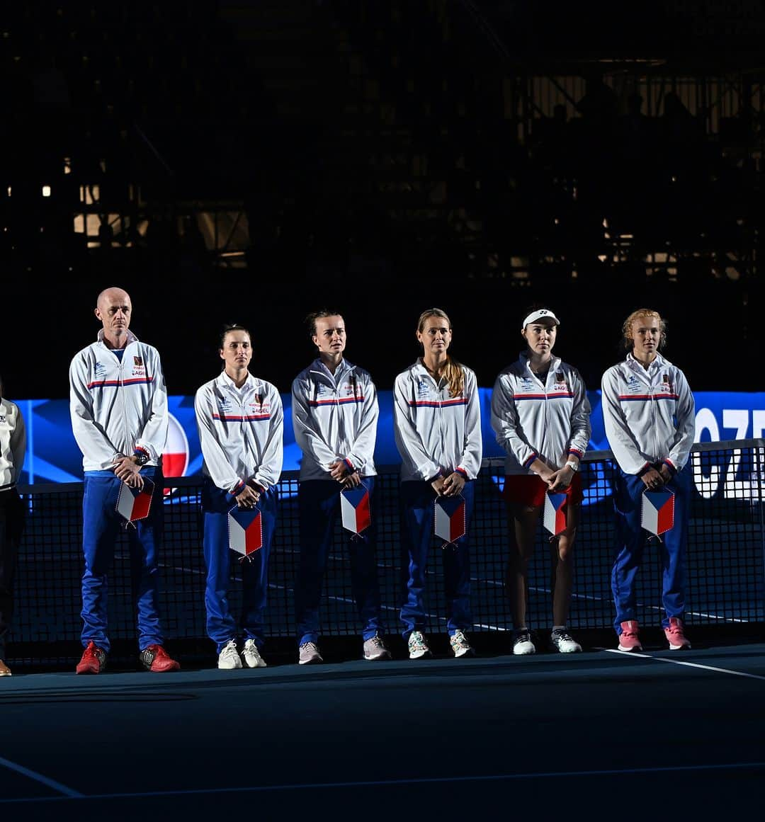 カテリナ・シニアコバのインスタグラム：「Team Spirit. 🇨🇿 Při výhrách i při prohrách táhneme za jeden provaz. 🤝 Děkujeme všem fanouškům za neuvěřitelnou podporu během celého týdne. ❤️ #jsmeceskytenis」