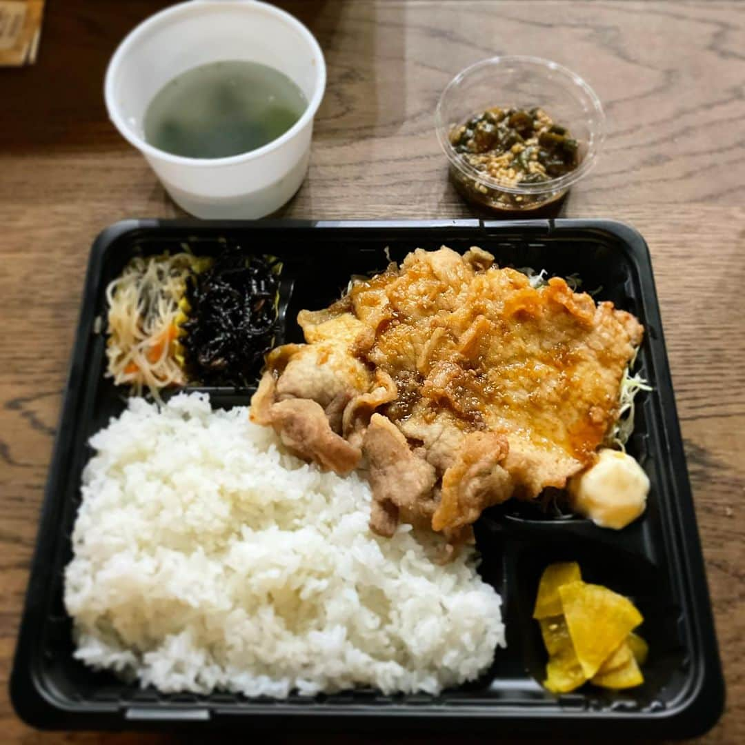 木村ひさしのインスタグラム：「最高のおっさんのあげ忘れた昨日の晩ごはん。 よねやまのぶたやき　お弁当(四枚) #最高のおっさん肉 #よねやまのぶたやき  #夜は飲めるよ #ポンコツ王への道」