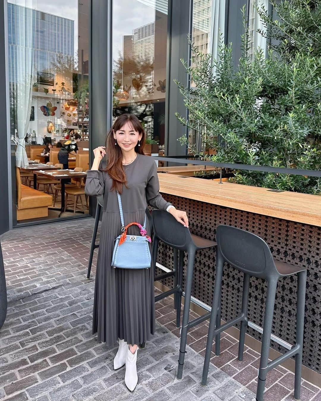 長谷川夕希子さんのインスタグラム写真 - (長谷川夕希子Instagram)「寒い朝です🍂 お友達とのランチコーデ😊 @storynine_jp の プリーツワンピ👗🎵 シワになりにくい素材だから、旅先でも重宝しそう☺️🧳✨  年末年始の予定決まりましたか🗓️  @storynine.jp_offcial  @storynine_jp   #STORYNINE  #ストーリーナイン #アラフォーコーデ  #アラフォーファッション  #大人女子コーデ  #大人女子ファッション  #美魔女 #アラフィフコーデ  #アラフィフファッション  #新丸ビル  #女子会コーデ  #秋冬ファッション #pr」11月12日 8時09分 - yukikogabby