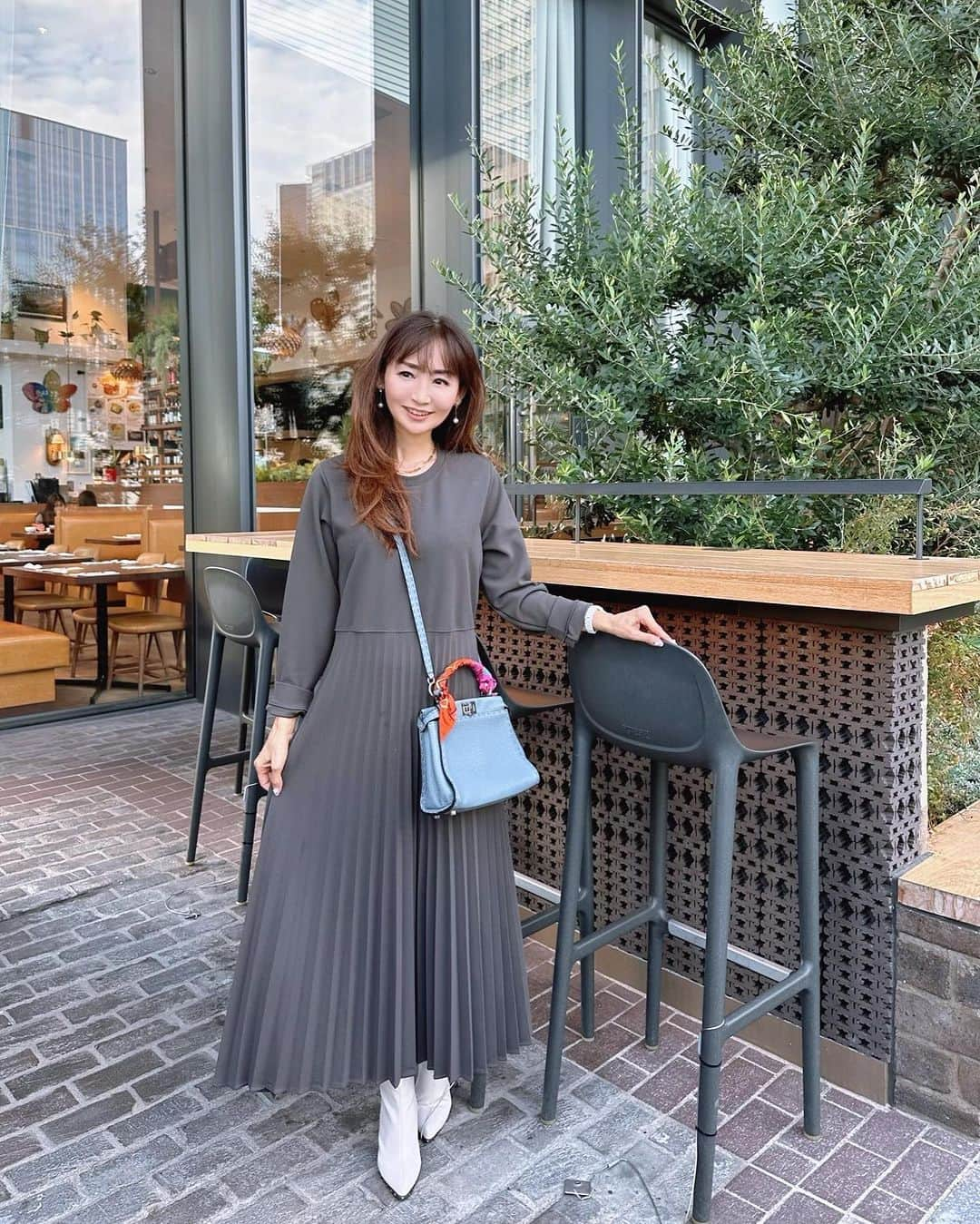 長谷川夕希子さんのインスタグラム写真 - (長谷川夕希子Instagram)「寒い朝です🍂 お友達とのランチコーデ😊 @storynine_jp の プリーツワンピ👗🎵 シワになりにくい素材だから、旅先でも重宝しそう☺️🧳✨  年末年始の予定決まりましたか🗓️  @storynine.jp_offcial  @storynine_jp   #STORYNINE  #ストーリーナイン #アラフォーコーデ  #アラフォーファッション  #大人女子コーデ  #大人女子ファッション  #美魔女 #アラフィフコーデ  #アラフィフファッション  #新丸ビル  #女子会コーデ  #秋冬ファッション #pr」11月12日 8時09分 - yukikogabby