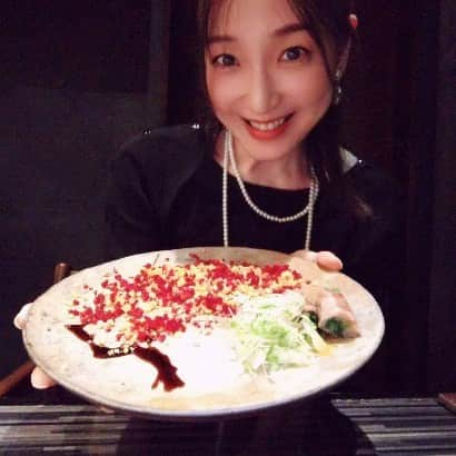 藤原宏美（ひろみん）のインスタグラム：「【これぞ理想の鉄板焼コース】 久しぶりの東京😊  赤坂見附周辺も 新しいお店が増えているね❤️  素敵なお店に行ってきたよ🎵 ホテルヒラリーズの一階👇  ＼ 赤坂鉄板焼ヒレ ／  シェフ自らが生産者と対話し 厳選したこだわり食材や器。  #だからお話が熱くて楽しい #この道30年のベテランシェフ #笑いっぱなしの濃い夜  カウンター6席のみ。  目の前で作り上げてくれる 贅沢な空間だよ😊  ファイヤータイムが長くてビックリ🔥🔥🔥  「これって凄い技術なのでは？」  「熱いです。ガマンしてます」 ですって🤣  #ギネスに挑戦しようかって #楽しすぎる回答にまた爆笑  蒸し上げる焼き飯も独特だし、 お皿いっぱいに描かれた紅葉も 素敵だったなぁ🍁  #記憶に残るお料理 #唯一無二の鉄板焼  PR @akasakateppanyaki.hire  #赤坂鉄板焼ヒレ #赤坂グルメ #赤坂ディナー #赤坂居酒屋 #赤坂鉄板焼き #赤坂見附グルメ #赤坂見附ディナー」