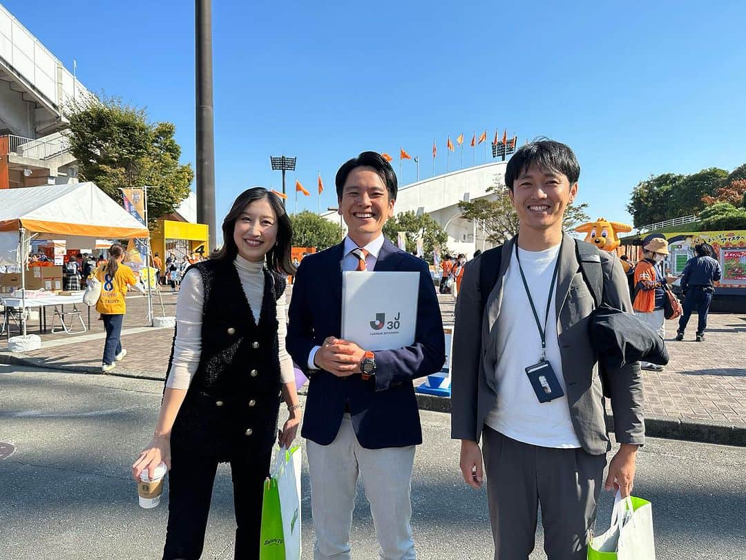 伊藤薫平のインスタグラム：「1年前には考えられない事でした。  10月28日に、清水エスパルス戦J1地上波放送。  11月に入ってからは、高校サッカー選手権。  きょうはこれから、J2最終節DAZN配信へ。  2週間で4試合を実況させていただくという 幸運に恵まれました。  この機会を作ってくださった方や、 一緒に中継に携わってきた仲間、 取材させてくださった選手やチームの皆様へ 感謝の思いを持ち、放送席に座ります。  #Jリーグ #高校サッカー #実況  高校サッカー選手権では、藤枝東OBの 解説・成岡翔さんと。戦術を深掘りしながら、青春に寄り添うお話、ありがとうございました。写真は撮れませんでしたが、清水東OBの膳亀信行さん、ありがとうございました。静岡学園の皆様、優勝おめでとうございます。いざ全国へ！ 藤枝東の皆様、自分達のスタイルを貫く姿勢は必ず観ている人に響いたと思います。 運営の先生方も、お疲れ様でした。」