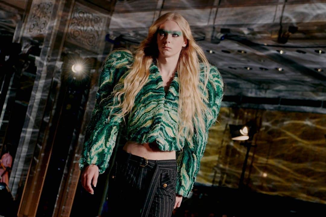 プラバルグルンのインスタグラム：「Intricate Intarsia⁠ ⁠ Turquoise and Emerald Embroidered Silk Organza and Chiffon Intarsia Cocoon Cropped Jacket with Emerald Green Hammered Satin Bandeau Top with Tails and Black Pinstripe Wool Low-Rise Bootcut Pant from the Fall Winter 2023 Collection⁠ ⁠ Photo by @vincenttullo」