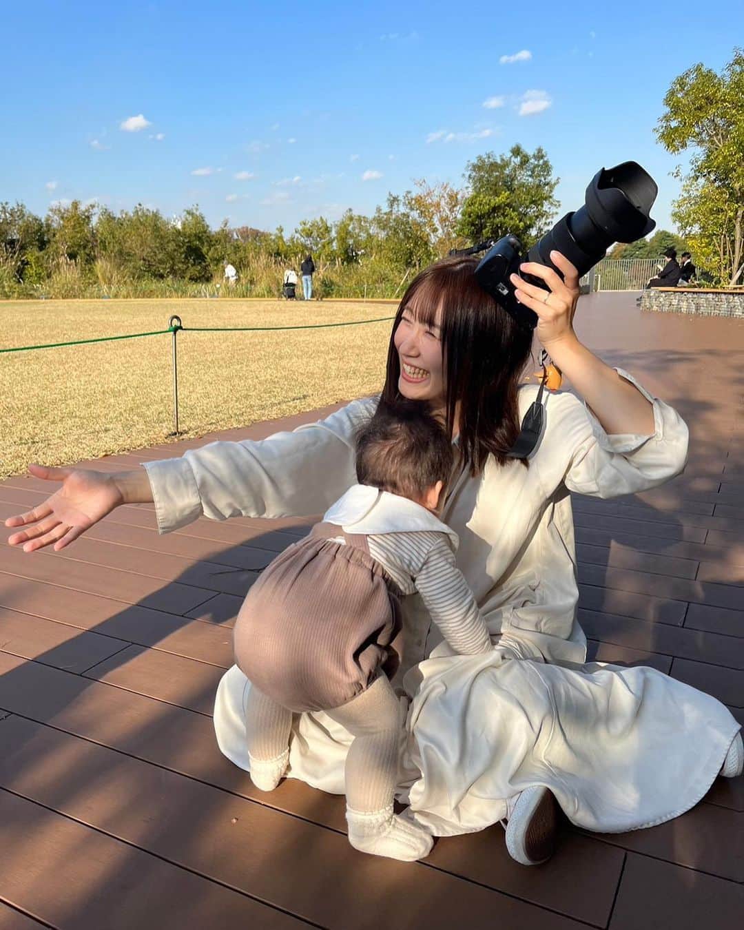 ホームランなみちのインスタグラム：「👶🏻📷  とんちゃん（@namiko_touzuka）がスマホで撮ってくれた写真も👶🏻📷  最近ママに掴まってよじ登るのにハマってるちびち笑 家でもずっとくっついてます😂  とんちゃんベビーがお尻拭き持ってきてくれて、それをまたお片付けしてくれる遊びをしてる写真👶🏻 可愛かったー🤍🤍🤍  毎日子供達にパワーを吸い取られ、エネルギーをたくさんもらい、楽しく慌ただしく過ごしてます😂🫶🏻」